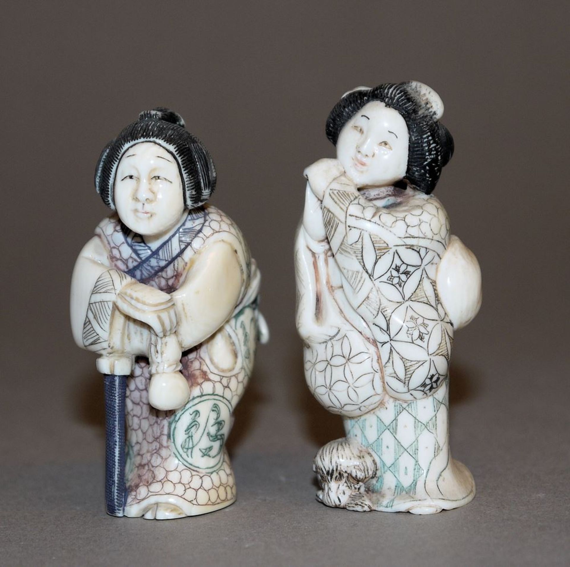 Junge und alte Dame, zwei japanische Elfenbein-Netsuke