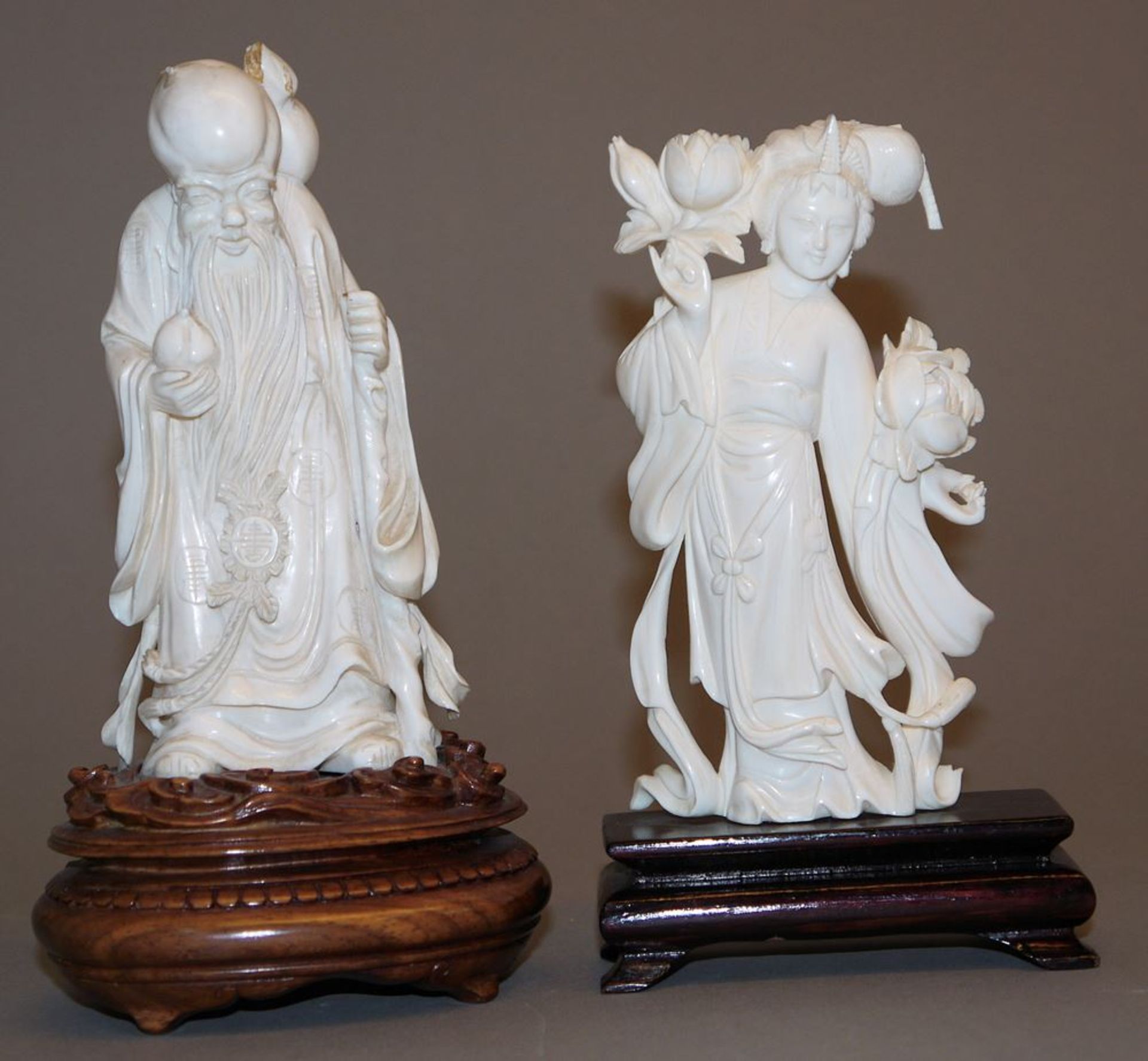 Dame mit Päonien und der Gott des langen Lebens, zwei chinesische Elfenbein-Sku