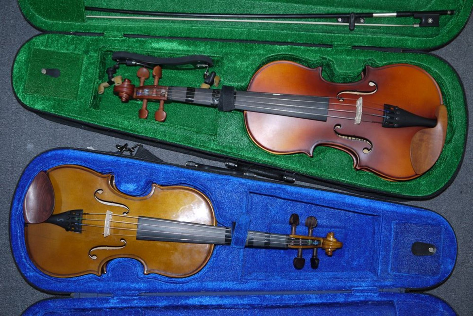 Zwei moderne, spielfähige Geigen