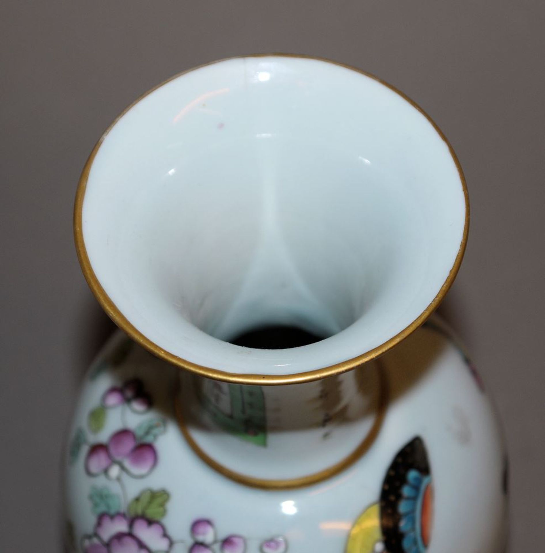 Famille rose Vase mit Damen bei der Toilette, China 20. Jh. - Bild 3 aus 4