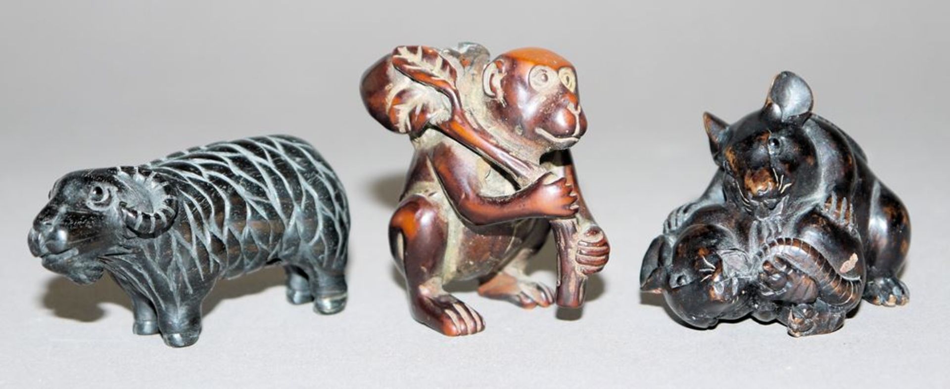 Ratten, Affe und Widder, drei japanische Netsuke aus Edelholz