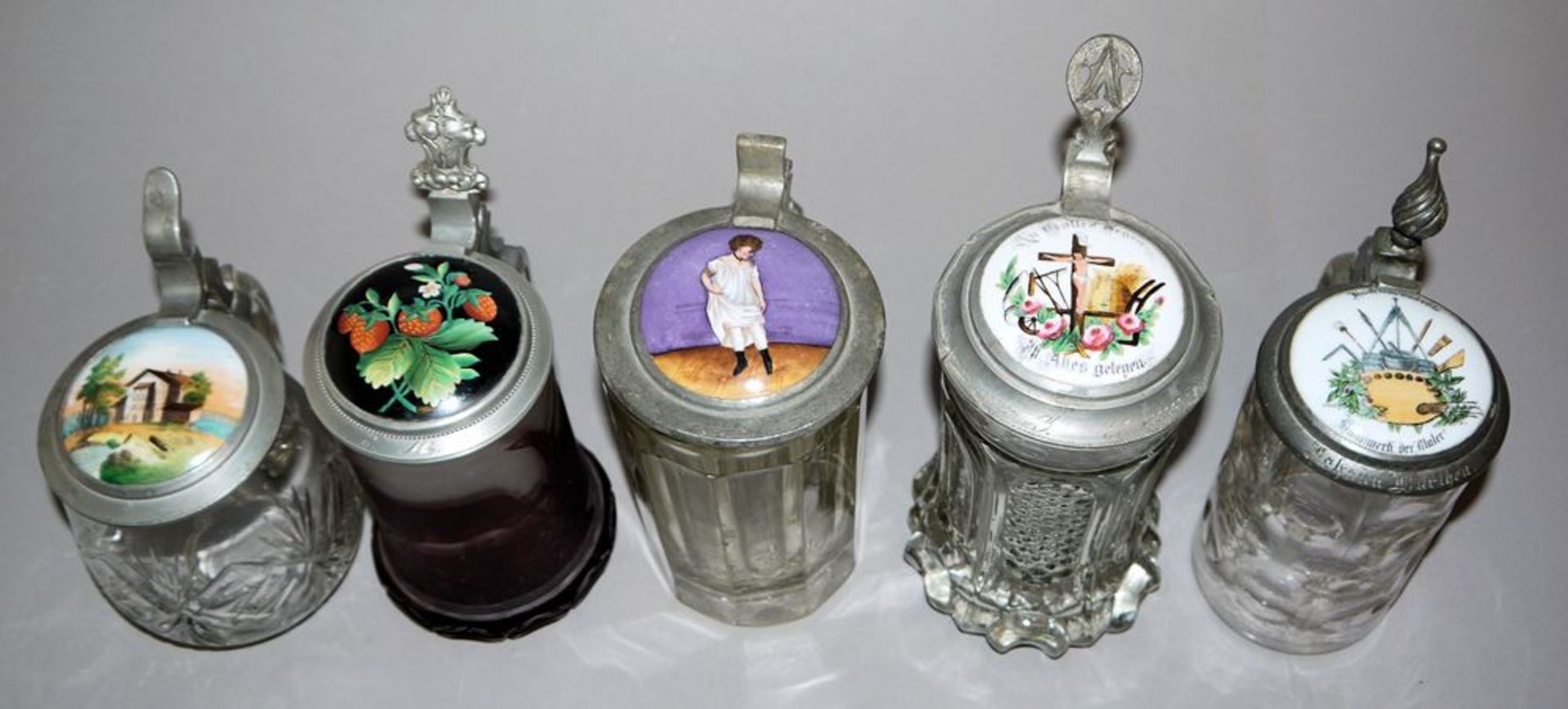Fünf Glasbierkrüge mit Porzellandeckeln, spätes 19. Jh./ um 1900