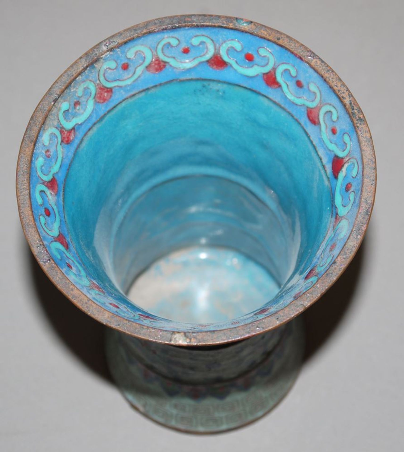 Cloisonné-Vase in Gu-Form, späte Qing-Zeit, China 19. Jh. - Image 3 of 3