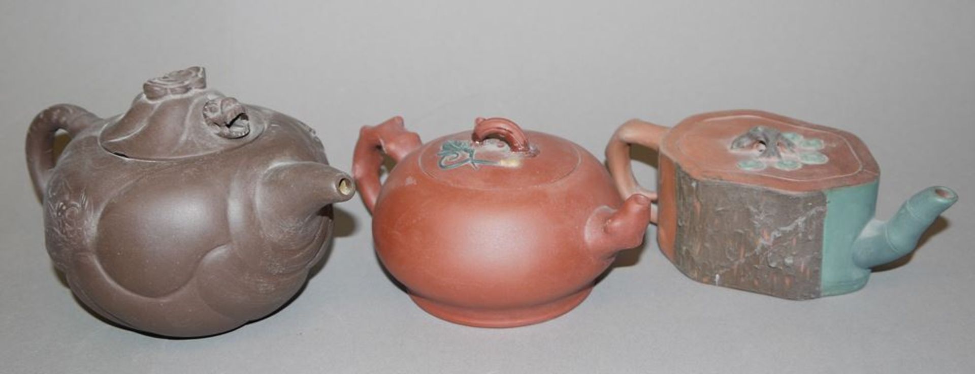 Sechs chinesische Yixing-Teekannen der Qing- und Republik-Zeiten - Image 3 of 3