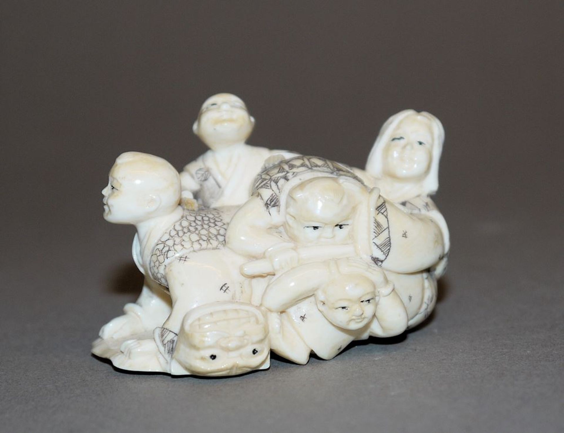 "Familienbande", japanische Elfenbein-Netsuke