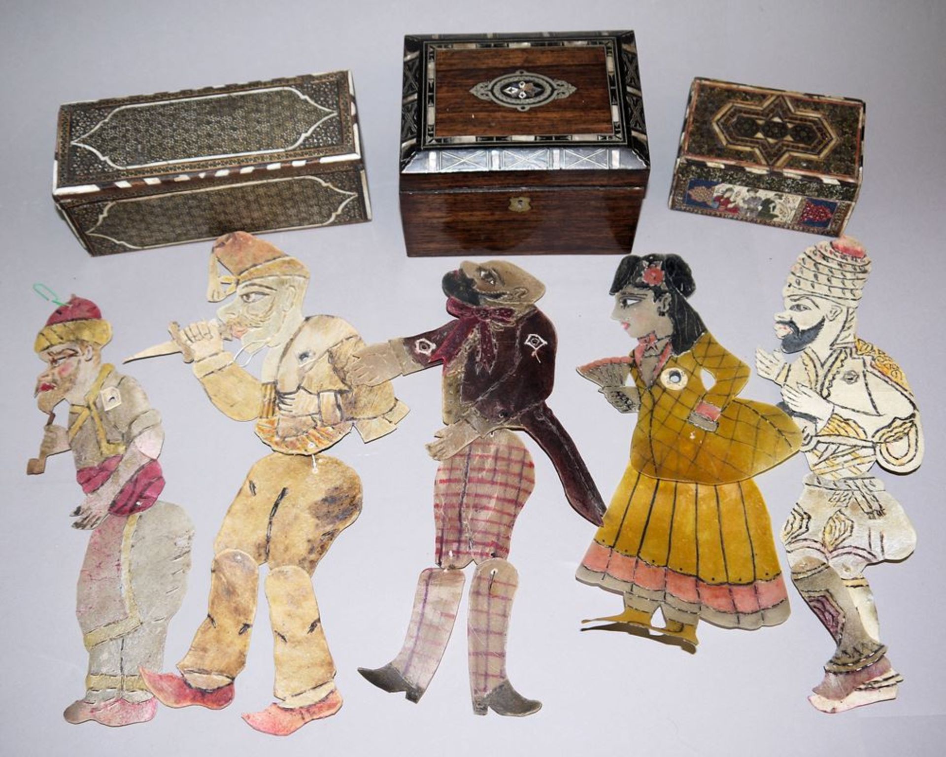 5 Schattentheater-Figuren aus Karagöz-Hacivat, Türkei, zwei intarsierte Holzsch