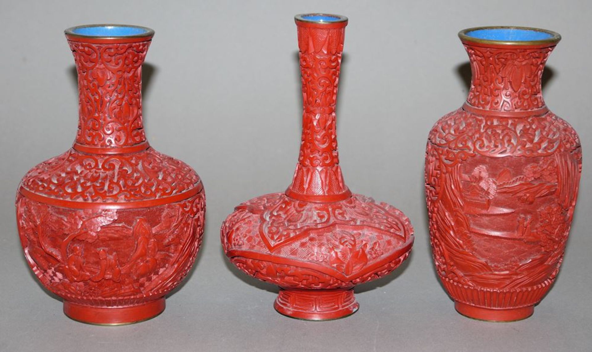 Drei chinesische Zinnoberlack-Vasen, Mitte 20. Jh.