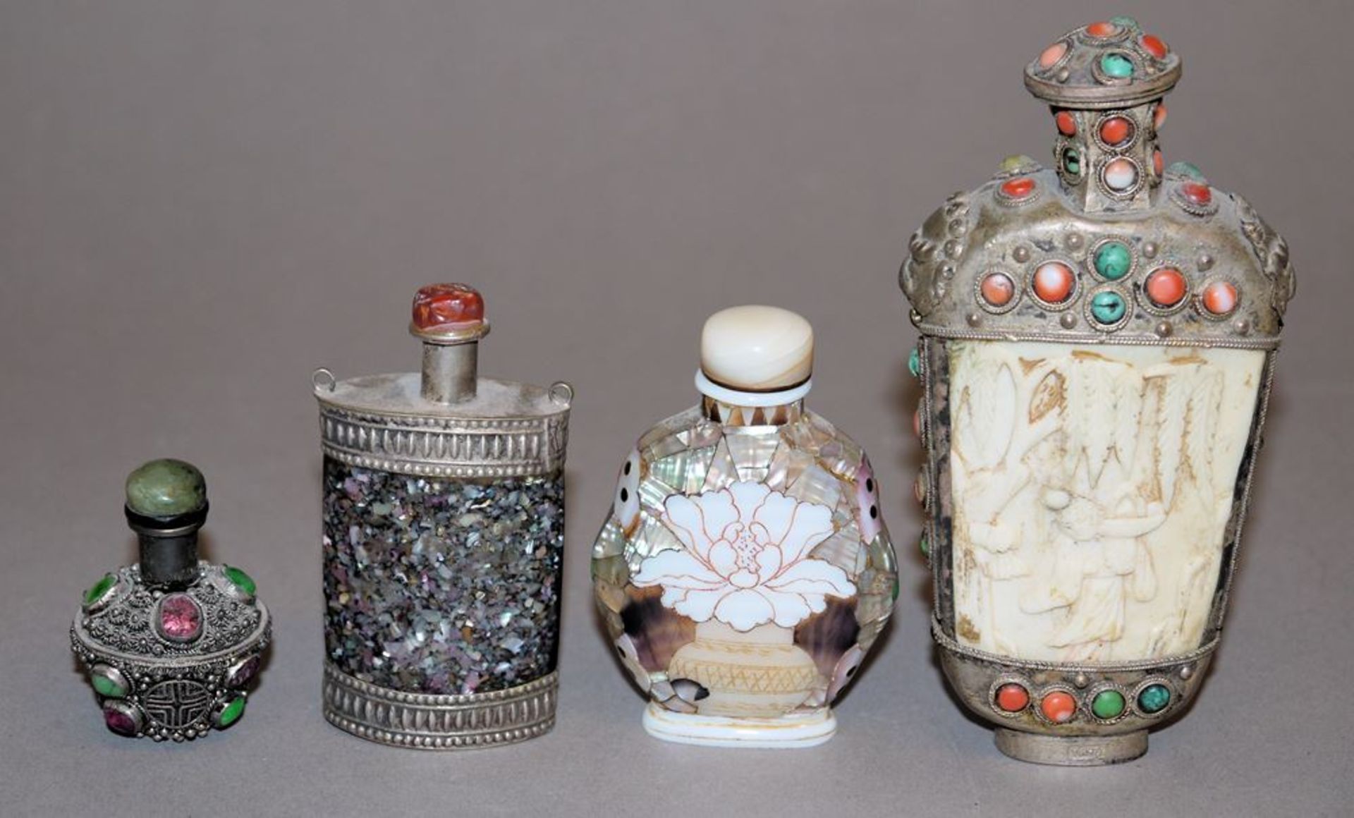 4 chinesische Snuffbottle aus Silber, Schmuckstein u.a. Materialien - Image 2 of 2