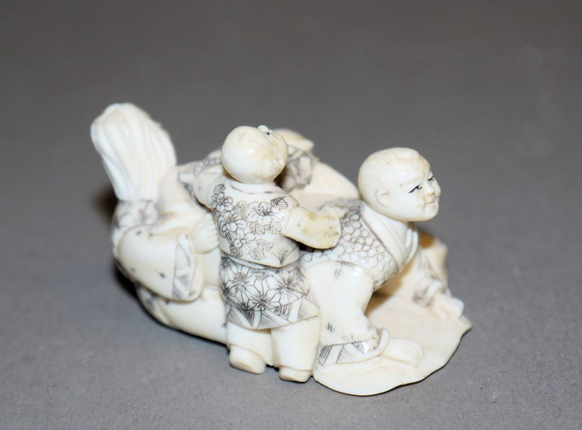 "Familienbande", japanische Elfenbein-Netsuke - Image 2 of 2