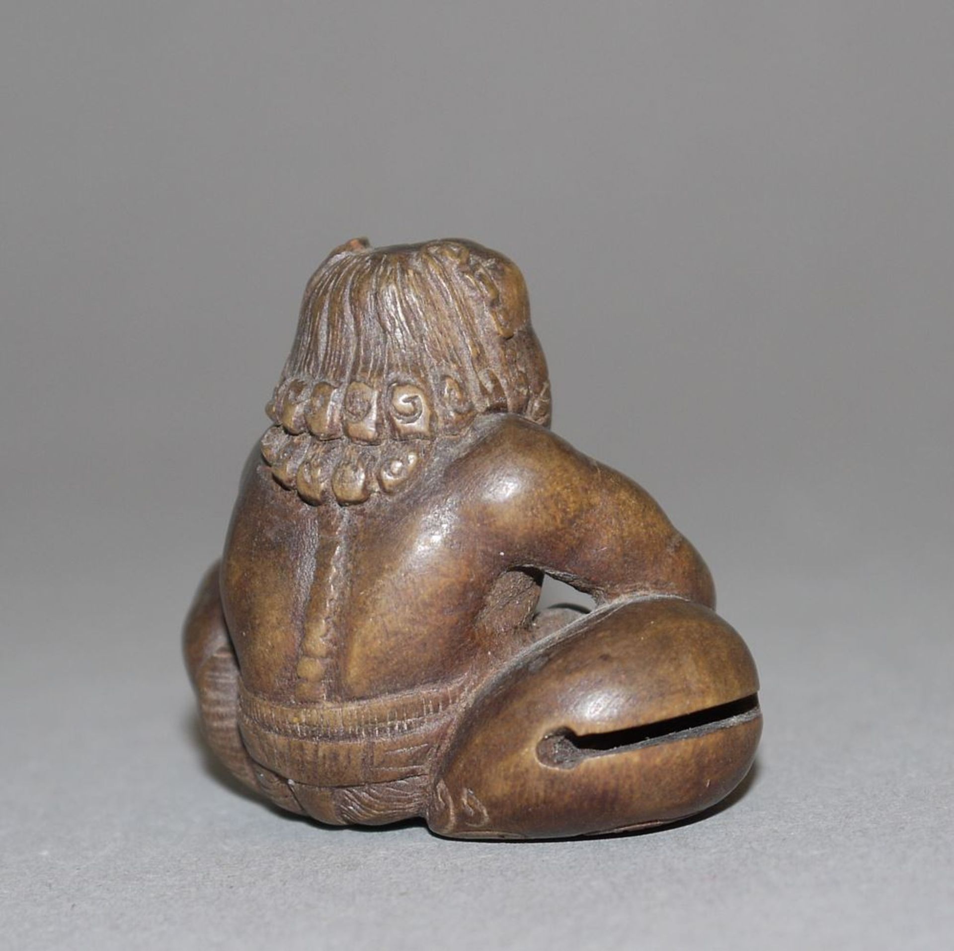 Oni mit Glockentrommel, japanische Netsuke aus Hartholz - Image 2 of 2