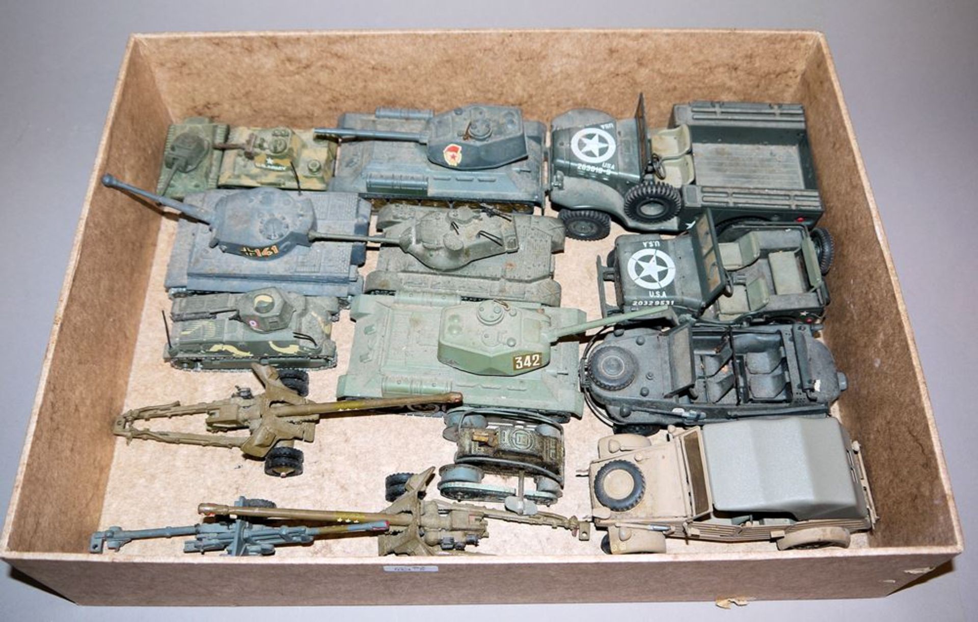 Sammlung militärisches Männerspielzeug und Signalhorn