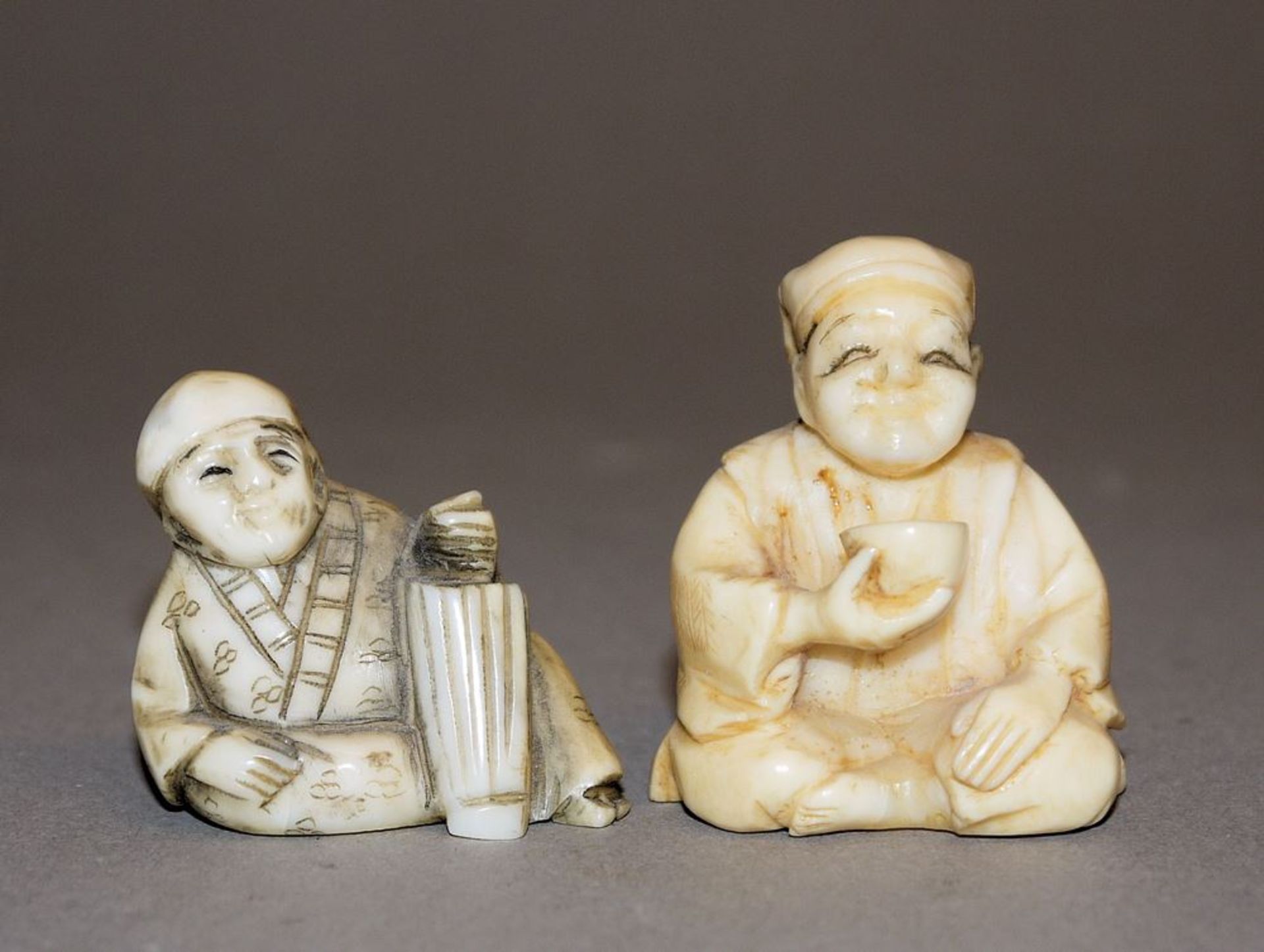 Der Glücksgott Daikoku, zwei japanische Elfenbein-Netsuke um 1900