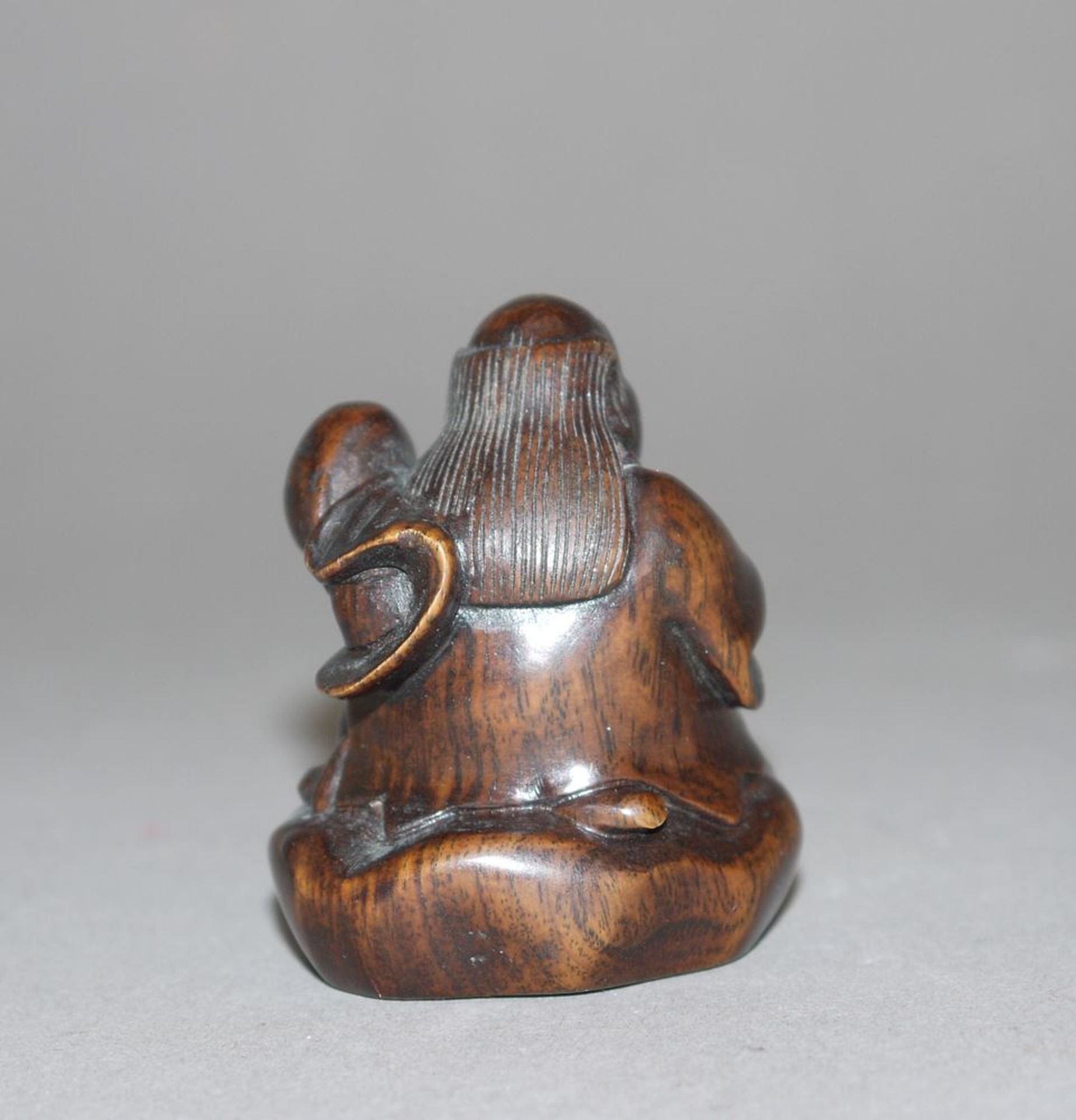 Mann mit großem Pfirsich, japanische Edelholz-Netsuke - Image 2 of 2