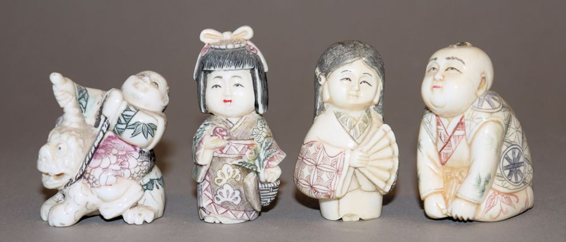 Vier Kinder-Netsuke aus Elfenbein