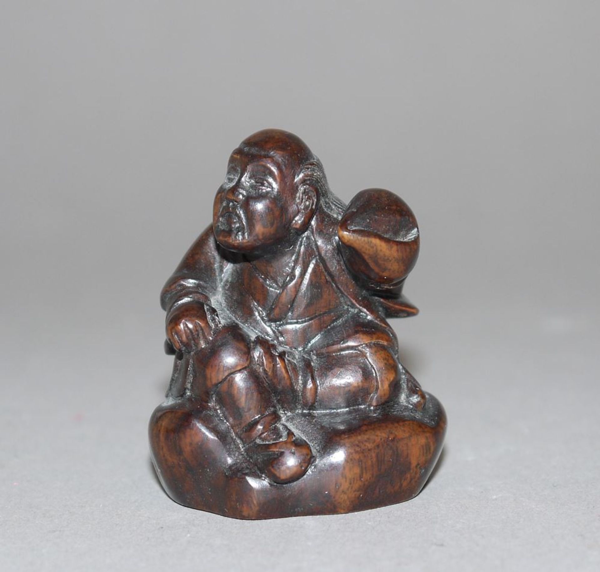 Mann mit großem Pfirsich, japanische Edelholz-Netsuke