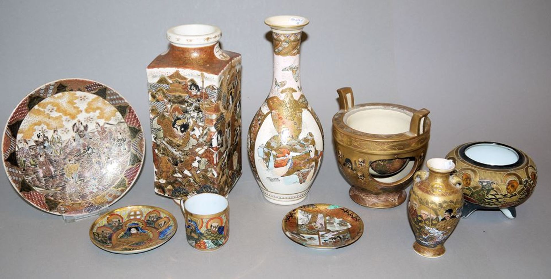 Acht Satsuma-Keramiken der Meiji/Taisho-Zeit, Japan, Anfang 20. Jh.