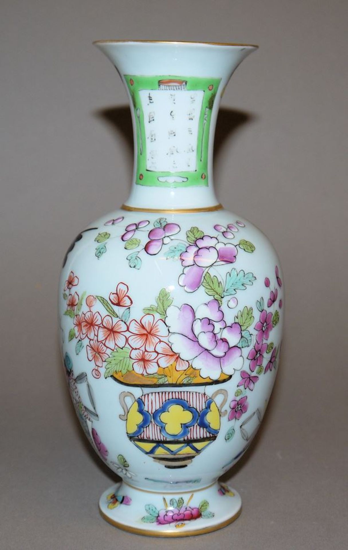 Famille rose Vase mit Damen bei der Toilette, China 20. Jh. - Bild 2 aus 4