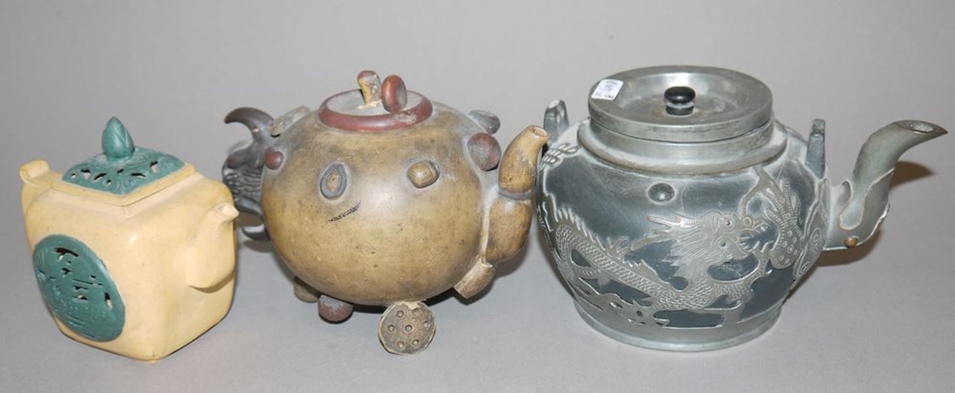 Sechs chinesische Yixing-Teekannen der Qing- und Republik-Zeiten - Image 2 of 3