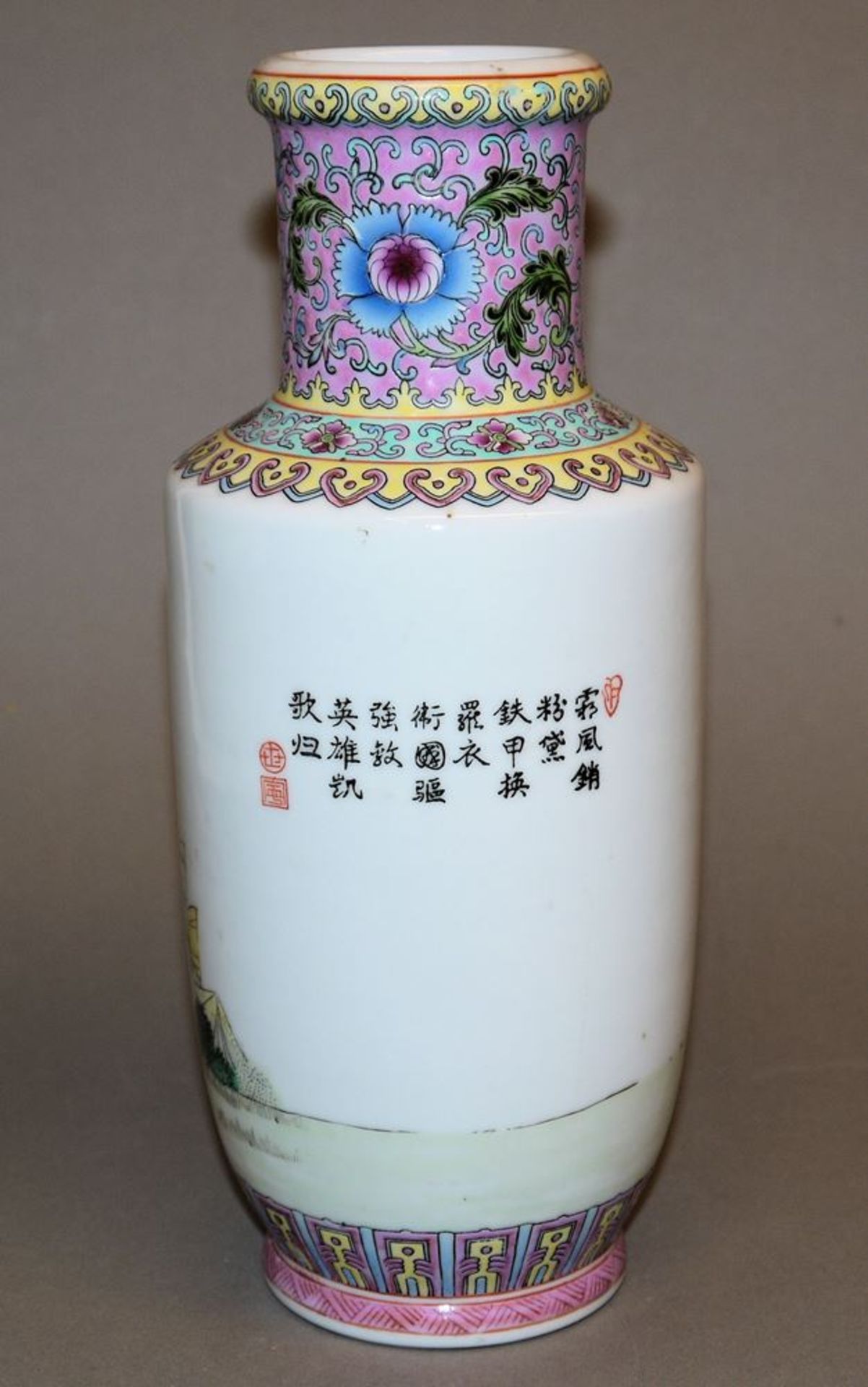 Moderne Rouleau-Vase mit Kriegerinnen aus Jingdezhen, China 20. Jh. - Image 2 of 3