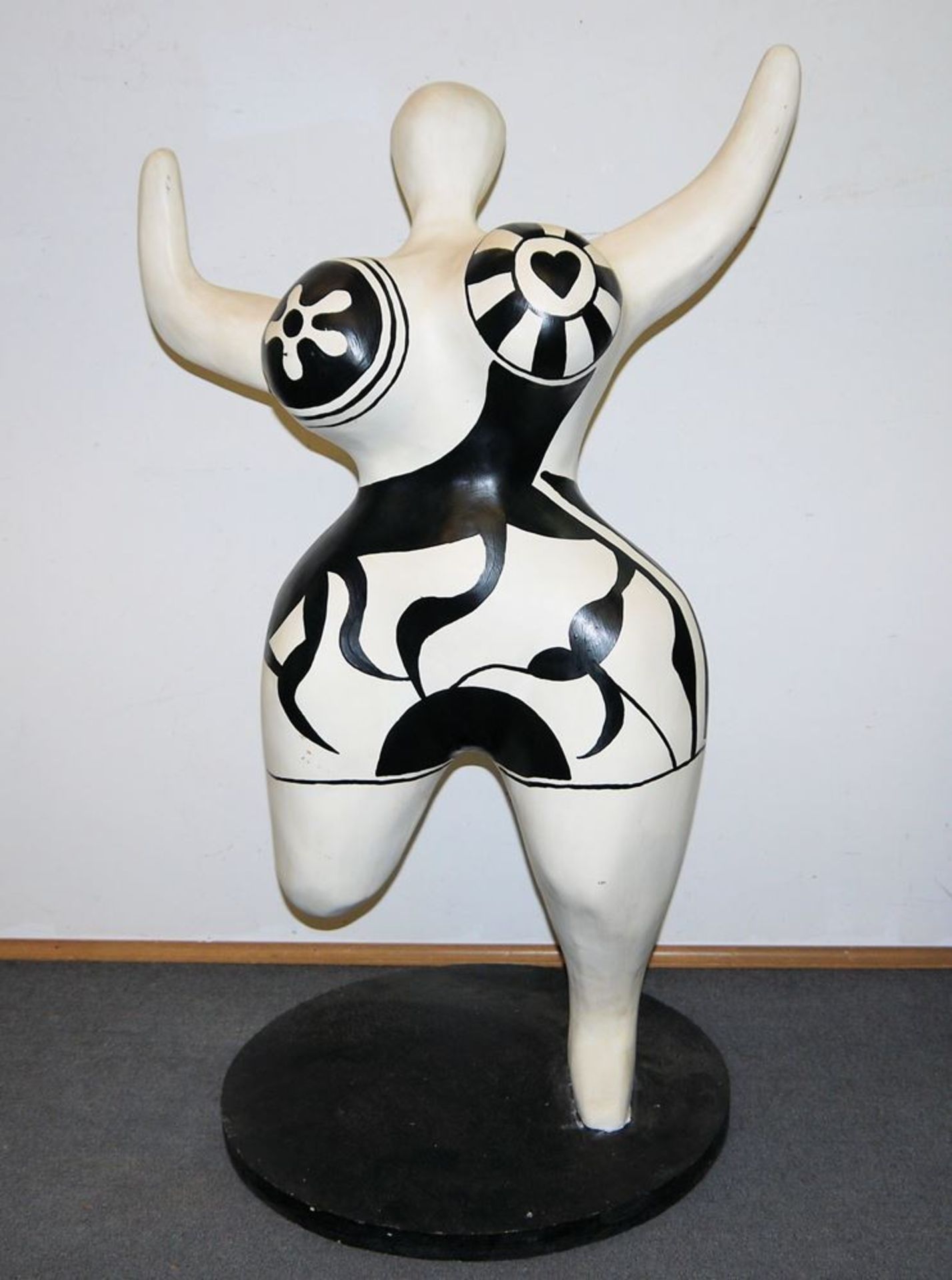 Niki de Saint-Phalle, Hommage à, Laufende Curvy-Frau, große Stucco-Plastik