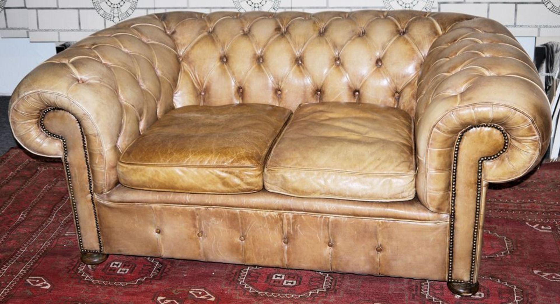 Chesterfield-Sofa, 2-Sitzer in hellem Leder