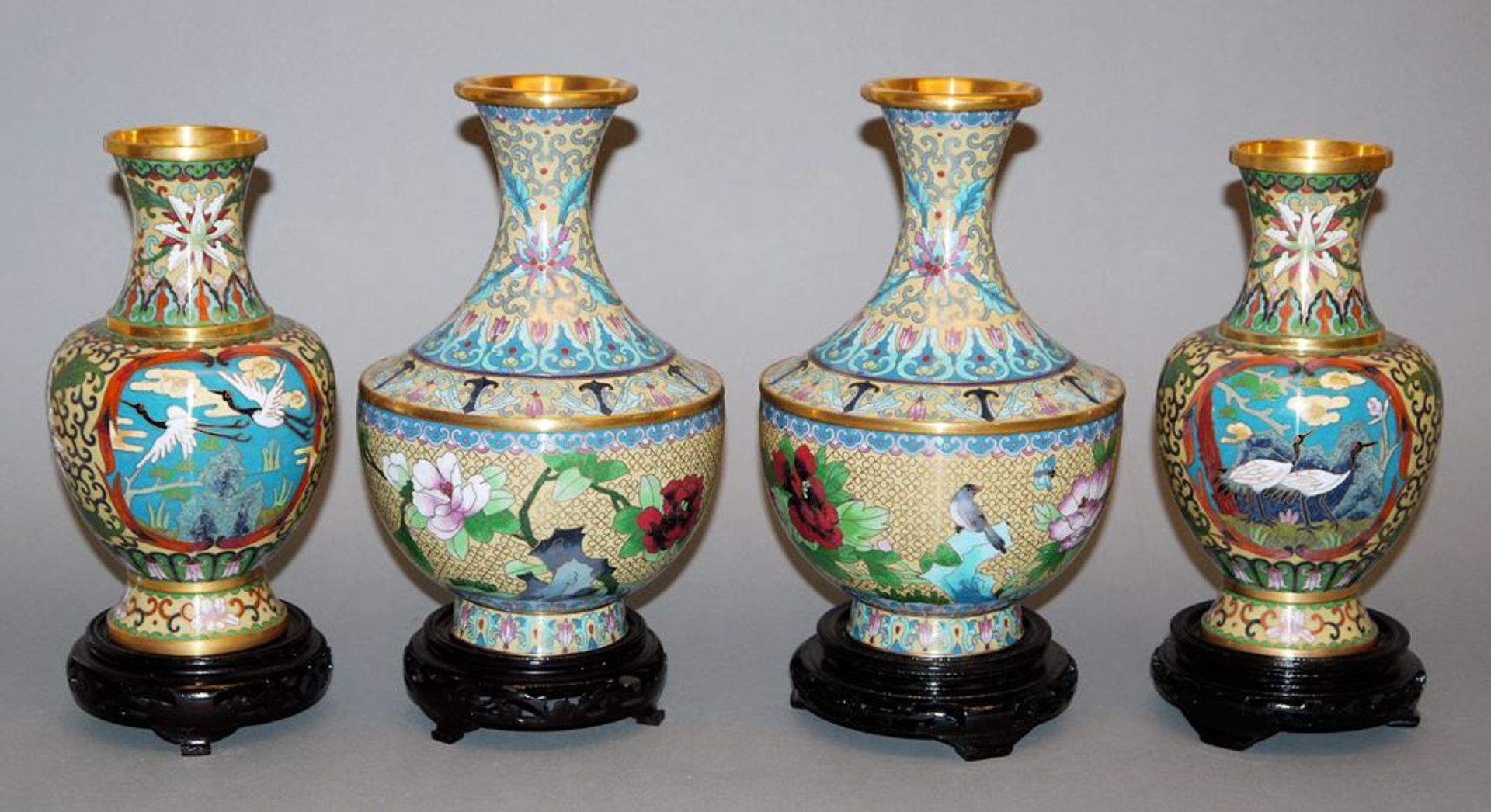 Zwei chinesische Vasenpaare in Cloisonné