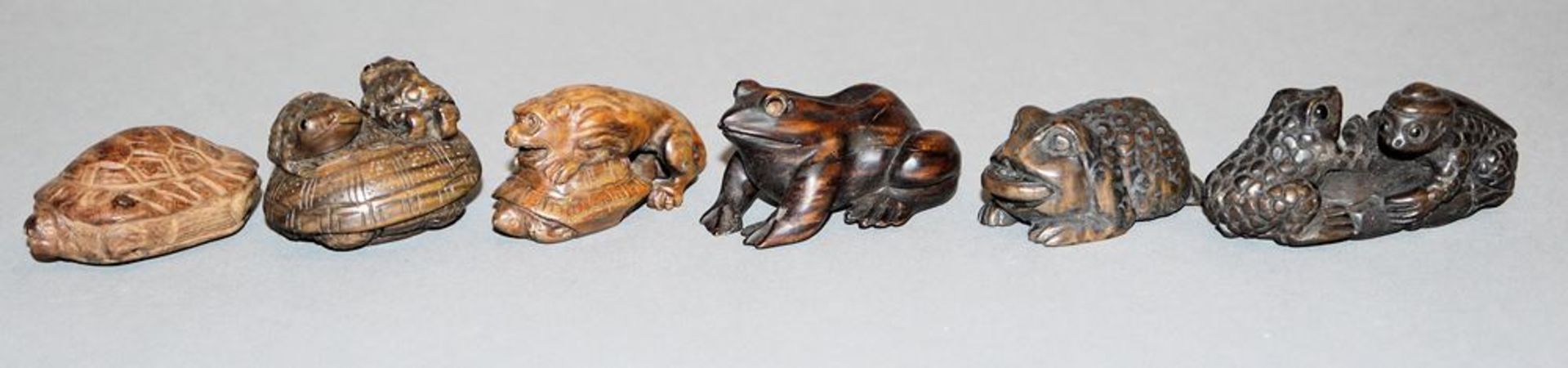 Kröten und Schildkröten, sechs japanische Netsuke aus Edelholz