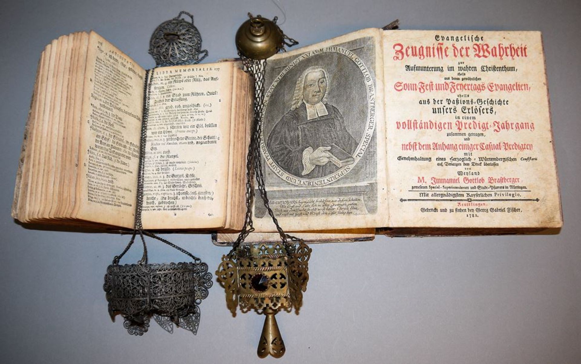 Antiquarisches zur evangelischen Theologie von 1781, Latein-Grammatikbuch von 1689 & 2 Kirchenampel