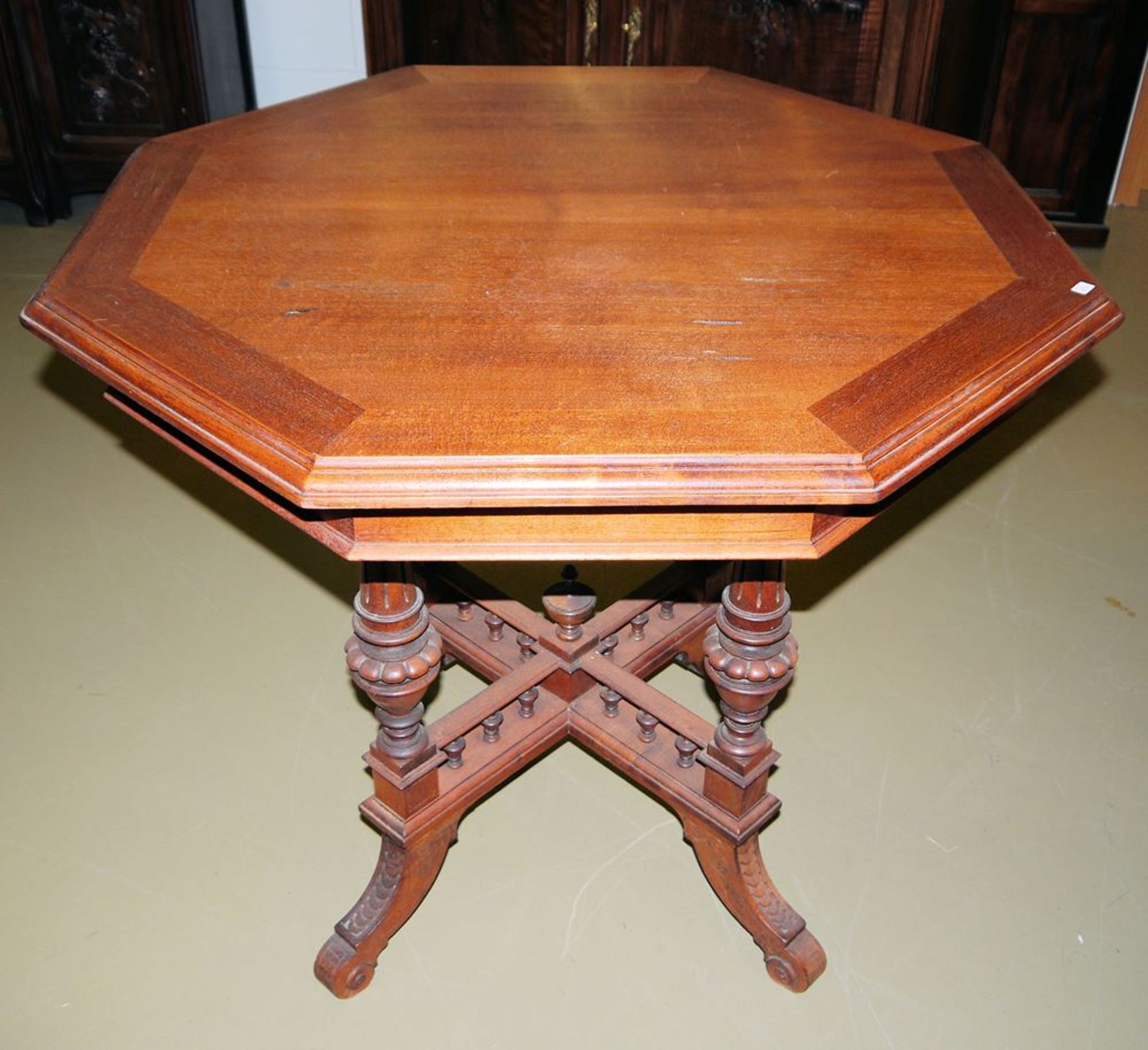 Achteckiger Tisch der Gründerzeit