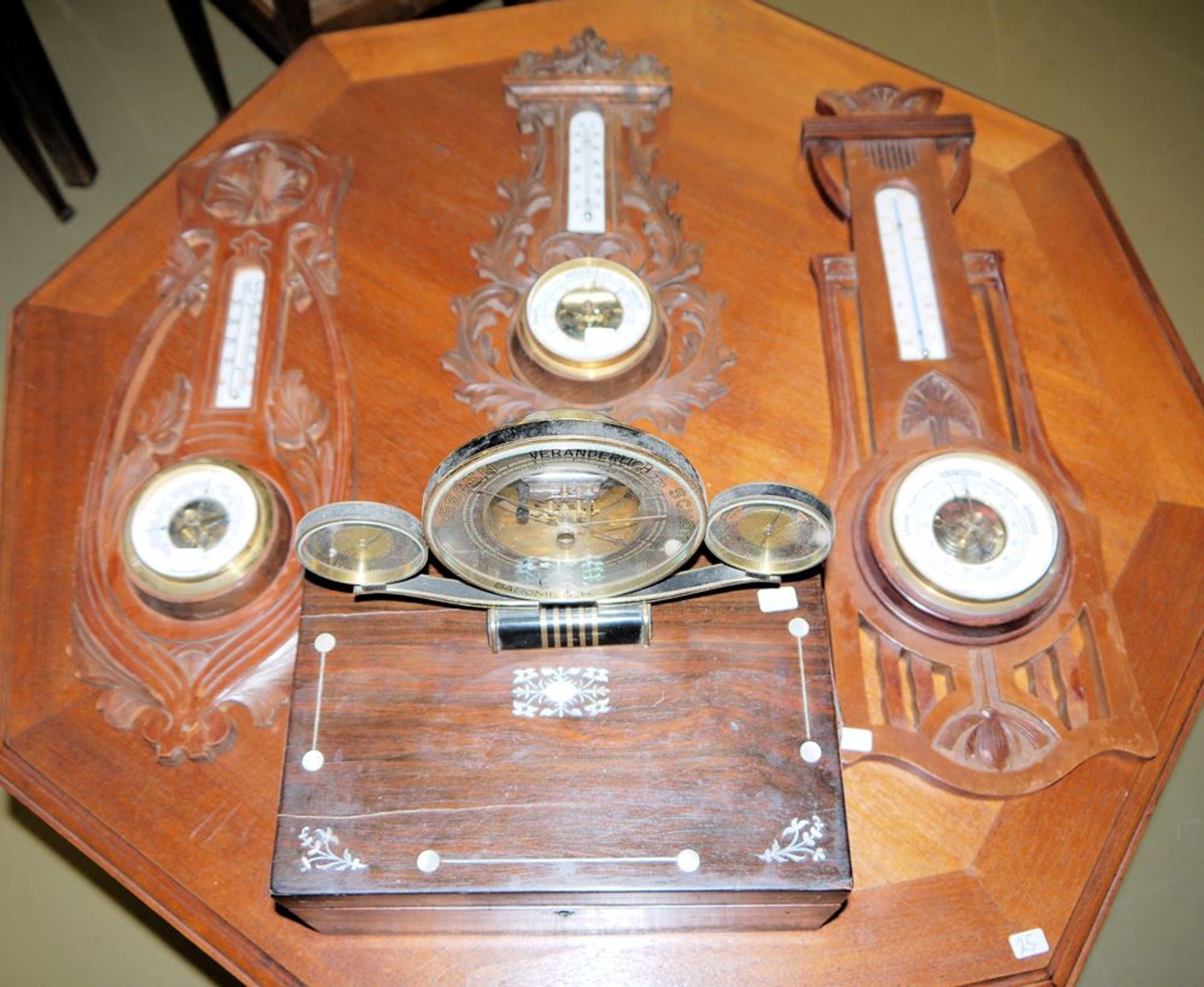 Konvolut von 4 Barometern um 1900 und später & intarsierte Holzschatulle, wohl England