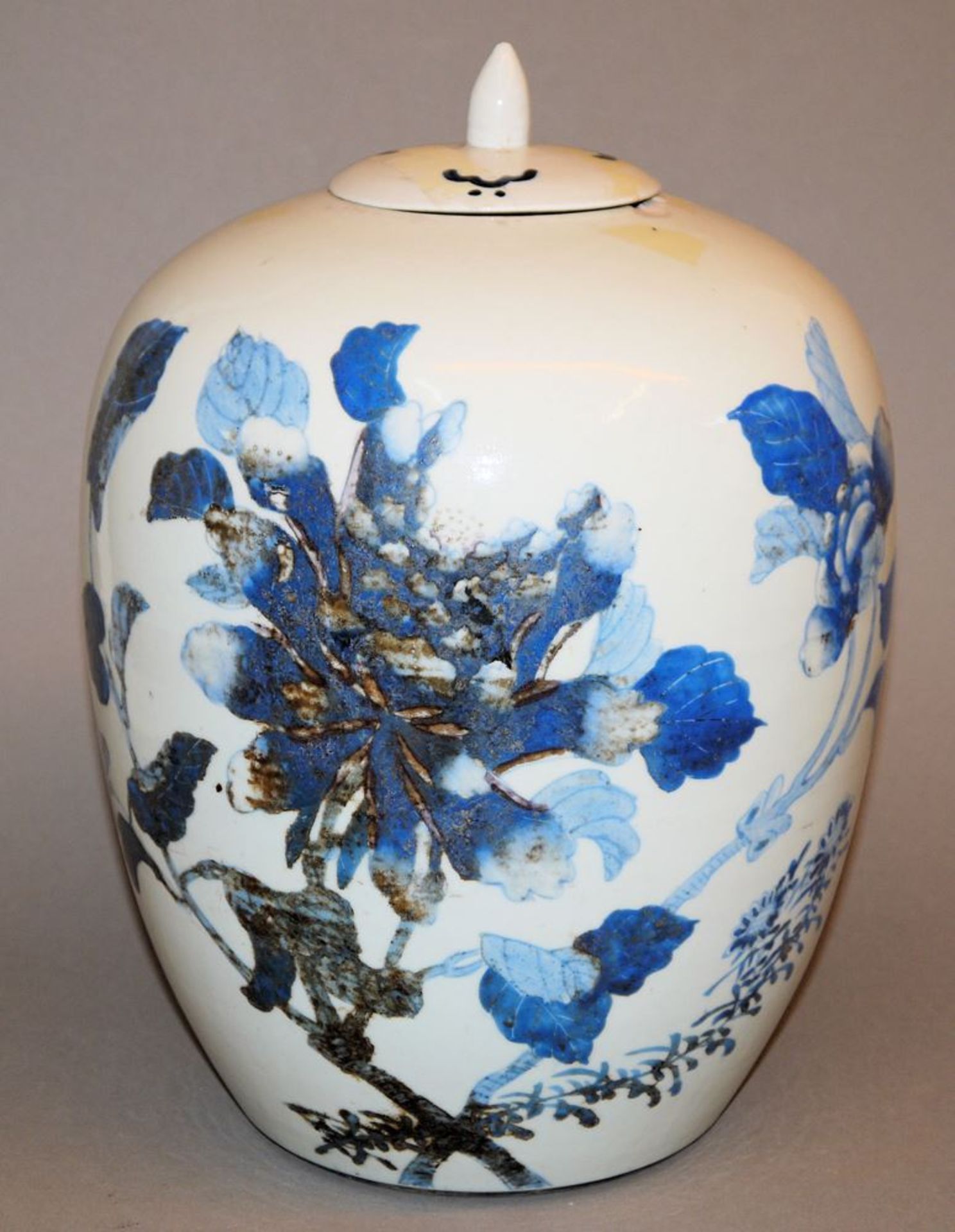 Blauweiß-Deckelgefäß mit Blütenmalerei, China wohl Republik-Zeit