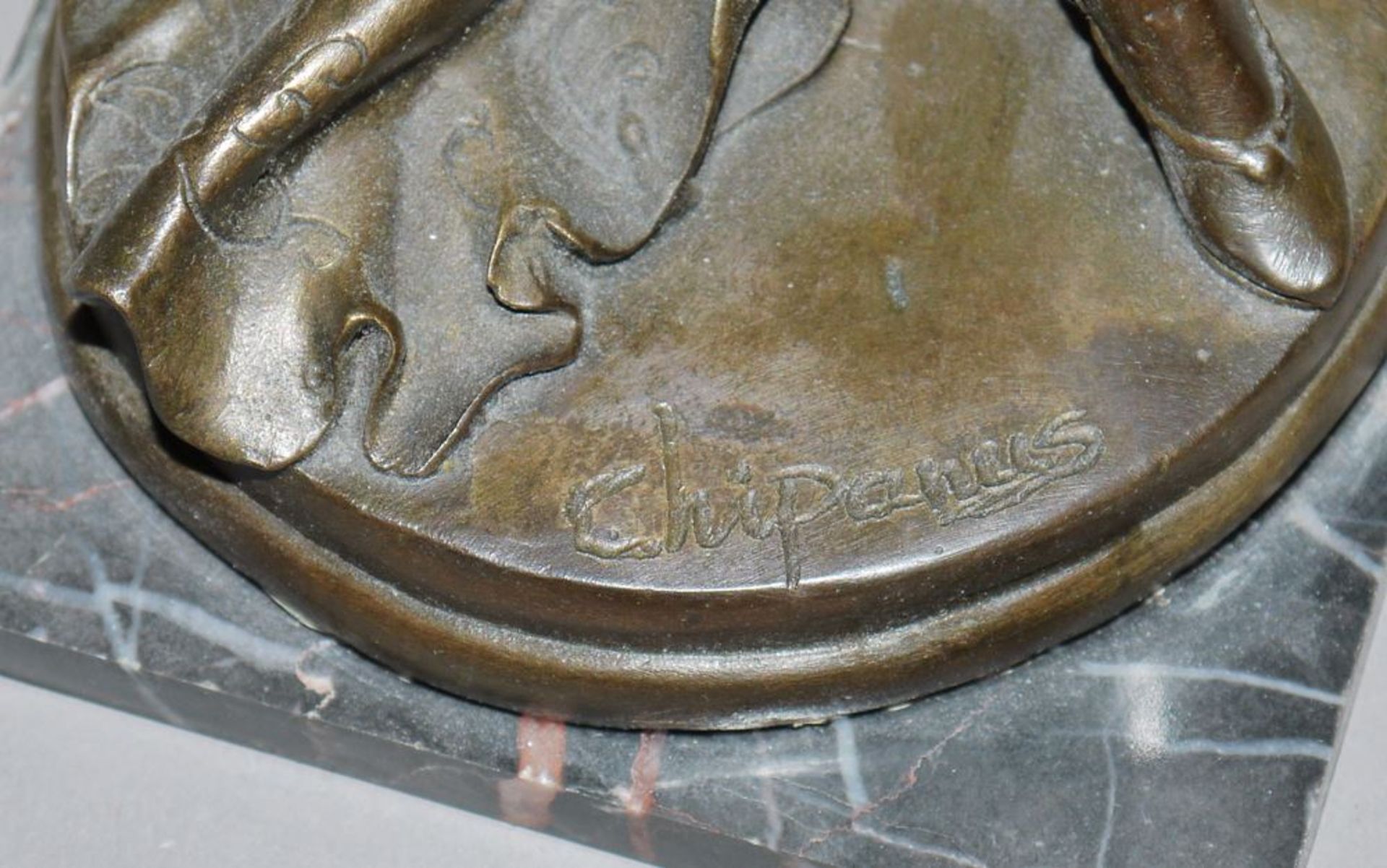 Chiparus, Junge, modische Frau der 1920er Jahre, postume Bronzeplastik, sign. - Image 2 of 2