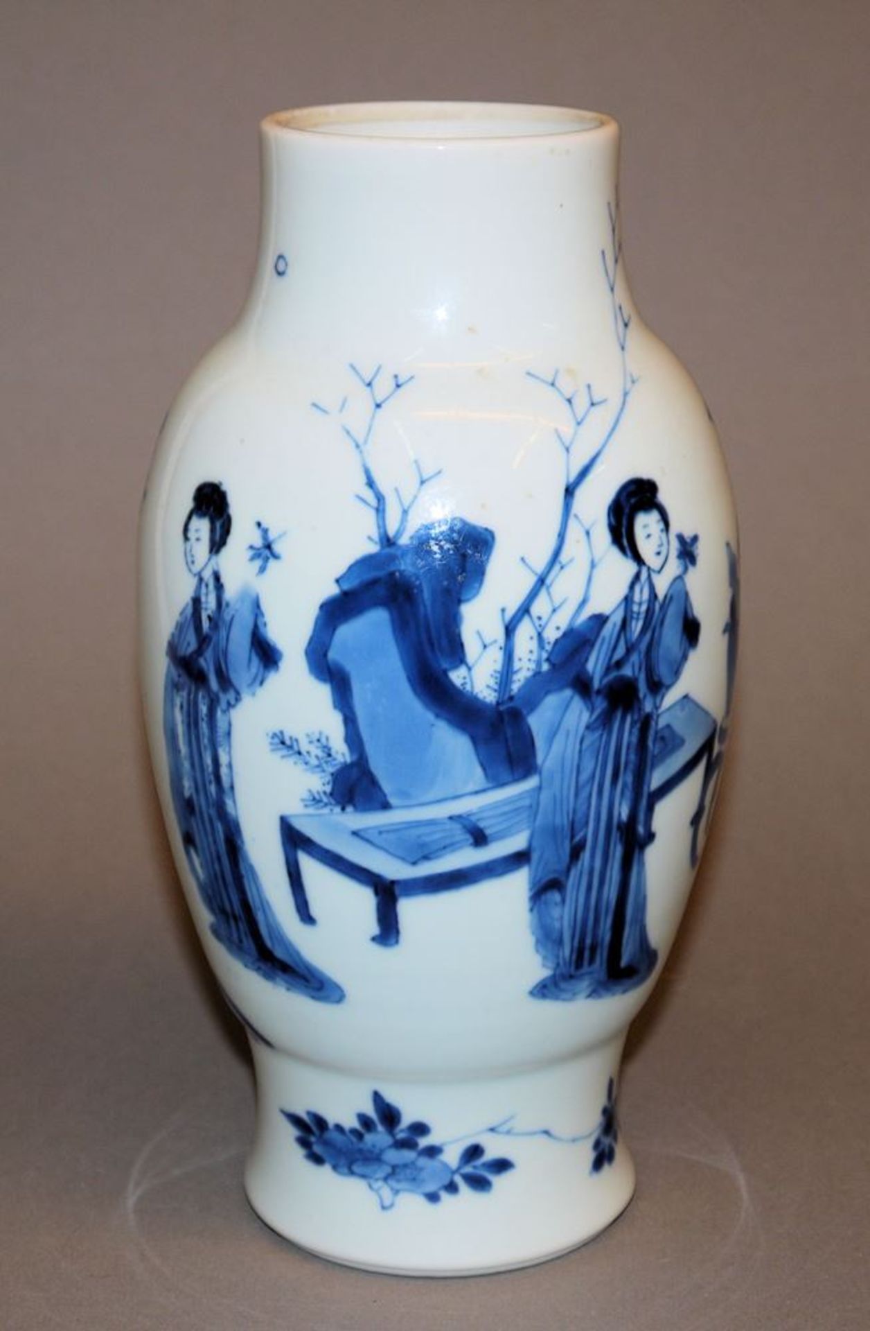 Blauweiß-Vase mit Damen in Garten, wohl Kangxi-Zeit, China um 1700 - Bild 2 aus 5