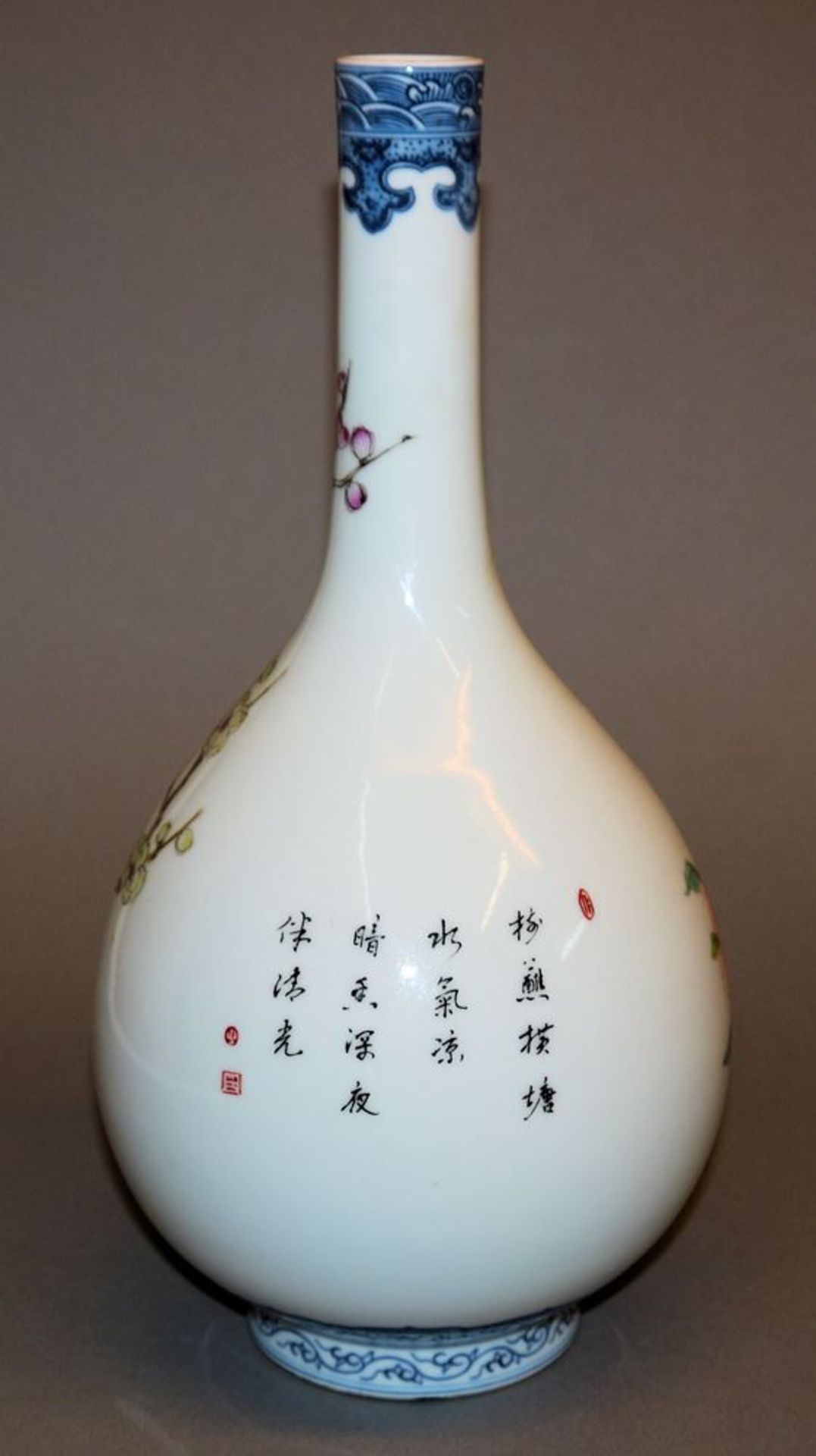 Flaschenvase mit Pflaumenblüten, Republik-Zeit, China 20. Jh. - Image 2 of 3