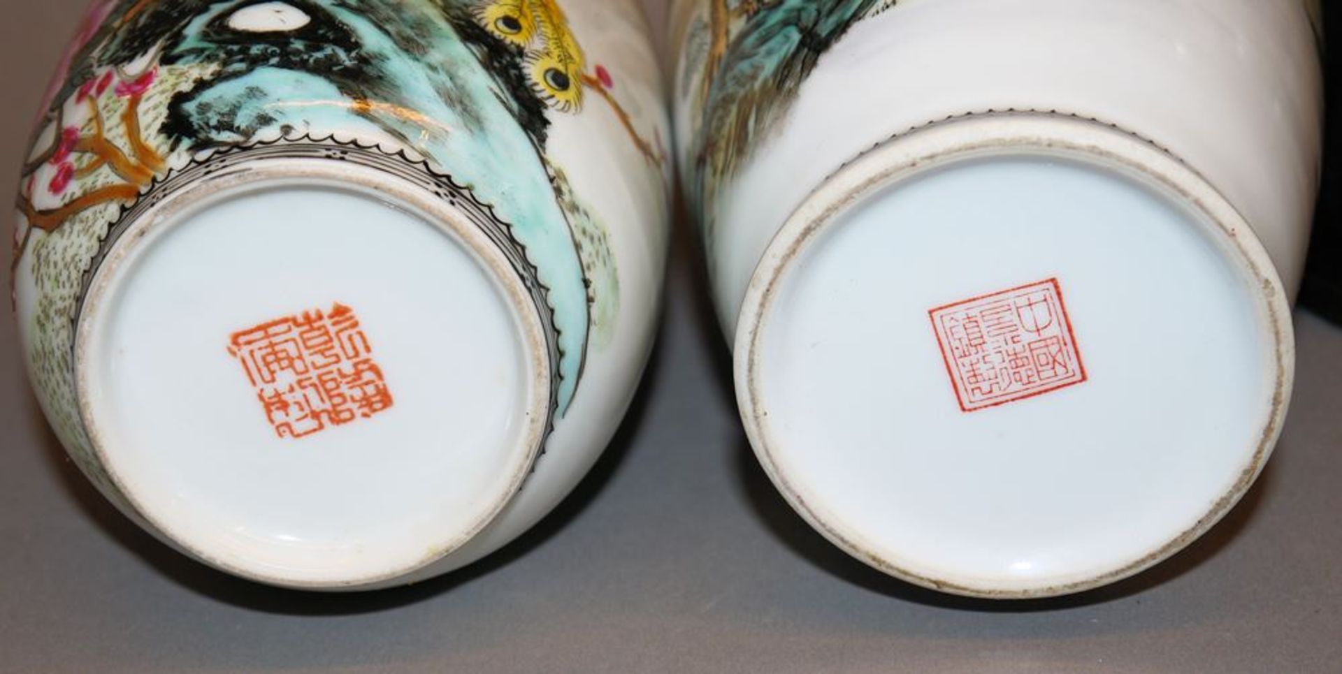 Zwei feine bemalte Porzellanvasen aus Jingdezhen, China 2. H. 20. Jh. - Image 3 of 3
