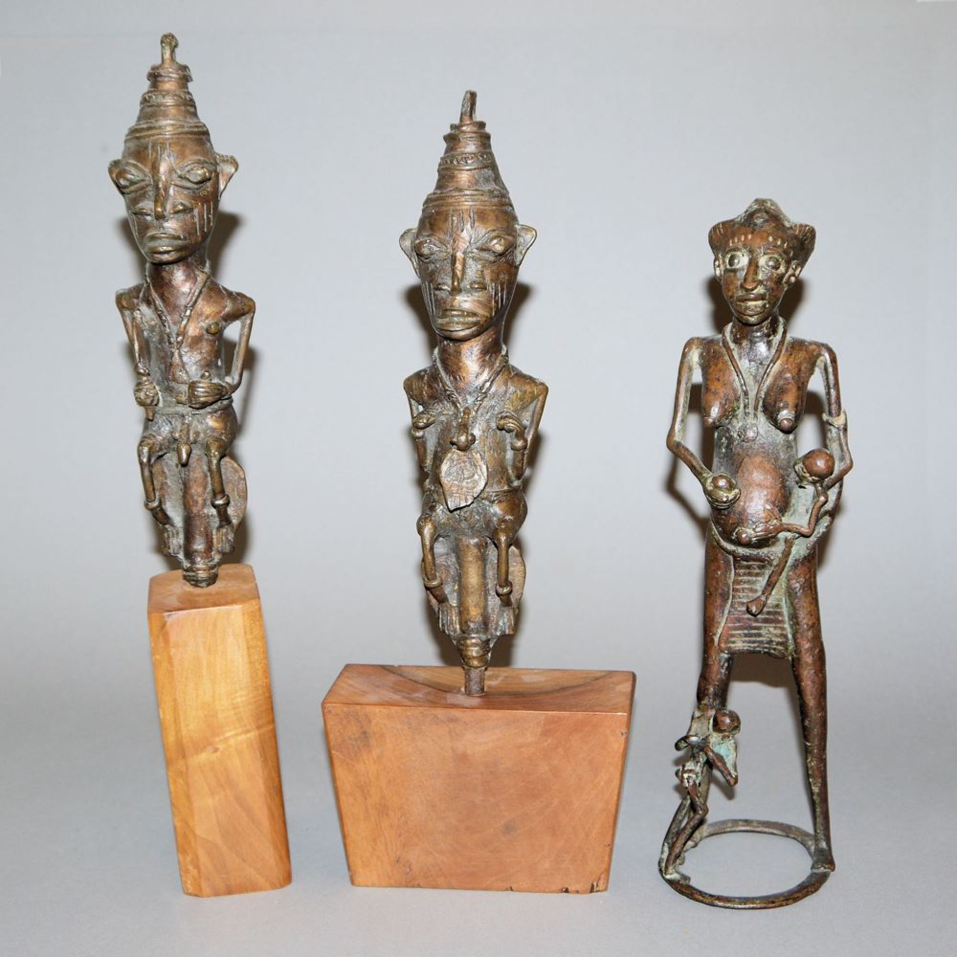 Paar Ogboni-Stäbe der Yoruba, Nigeria und Mutterfigur aus Bronze