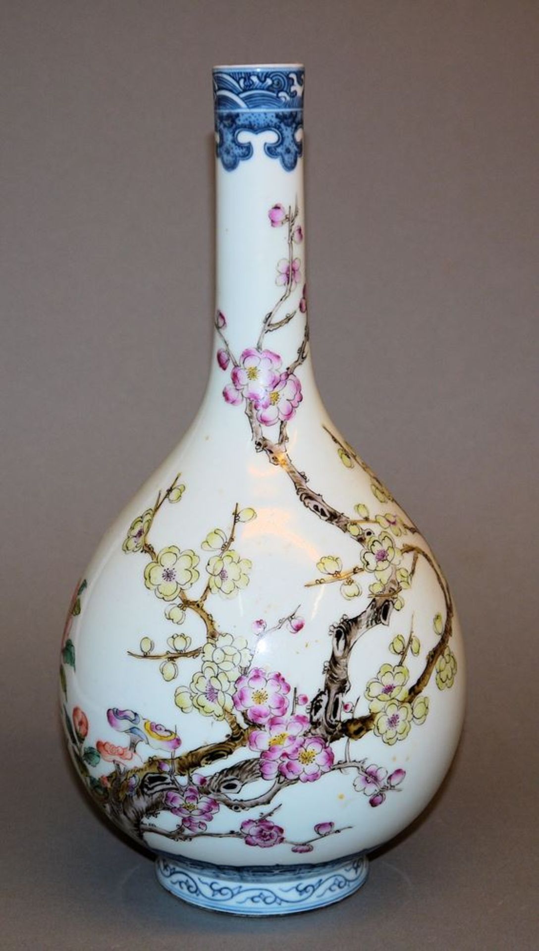 Flaschenvase mit Pflaumenblüten, Republik-Zeit, China 20. Jh.