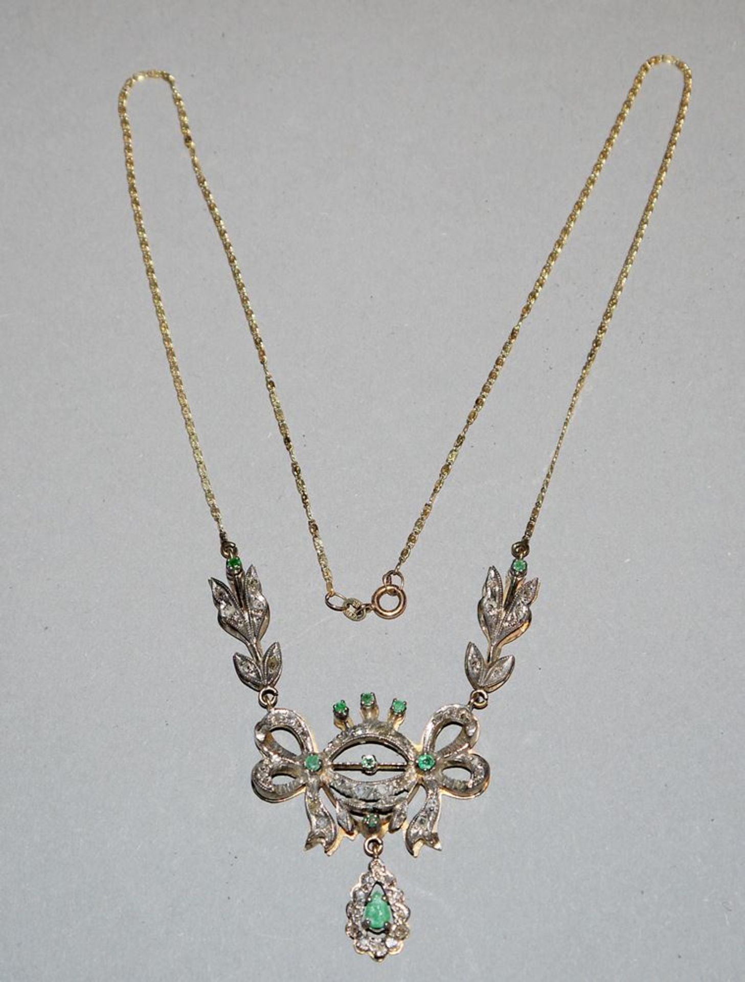 Collier mit Smaragden und Diamanten, Gold/Silber um 1900. Liebhaberstück, mit Gutachen - Image 2 of 2