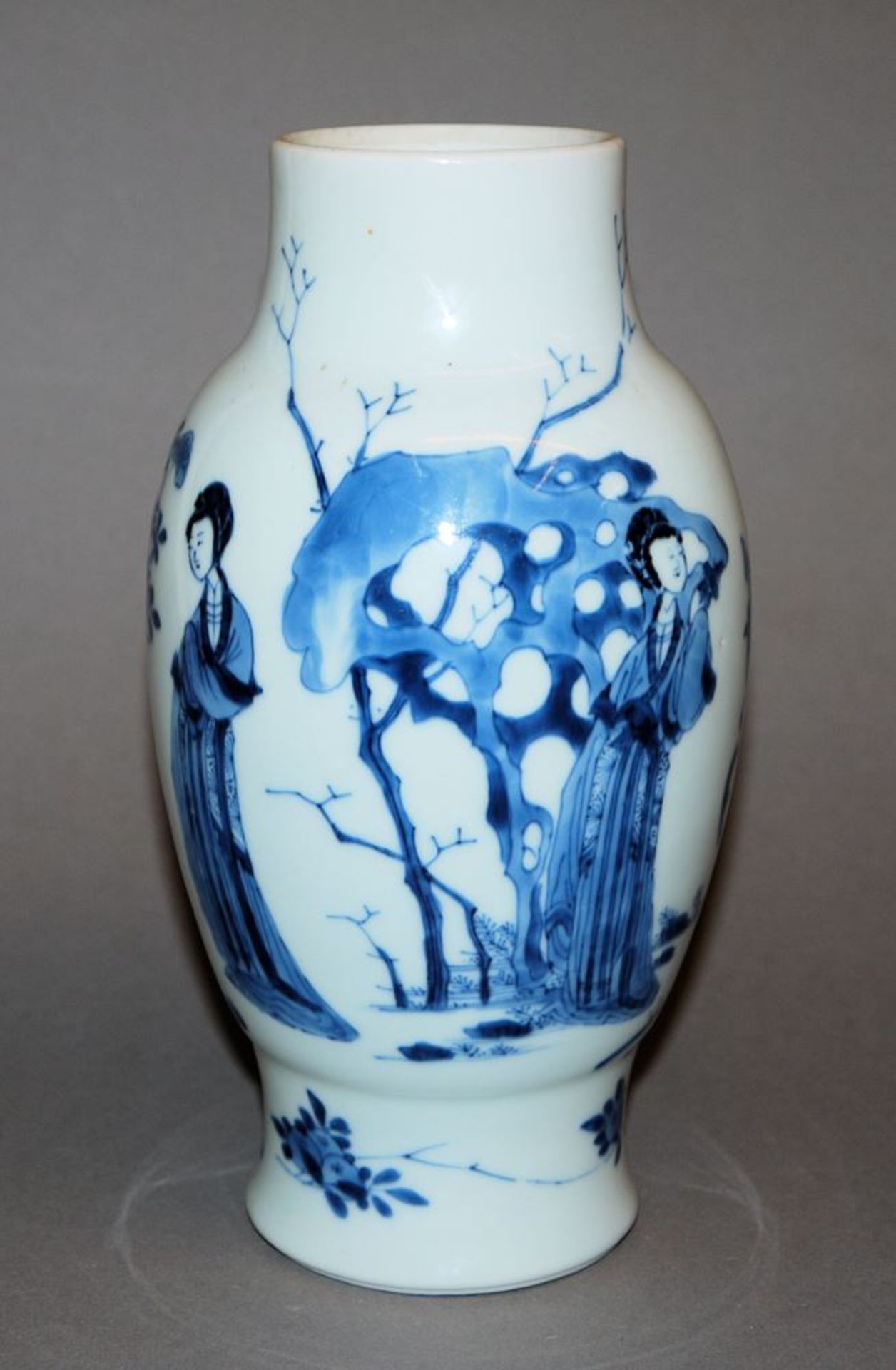 Blauweiß-Vase mit Damen in Garten, wohl Kangxi-Zeit, China um 1700