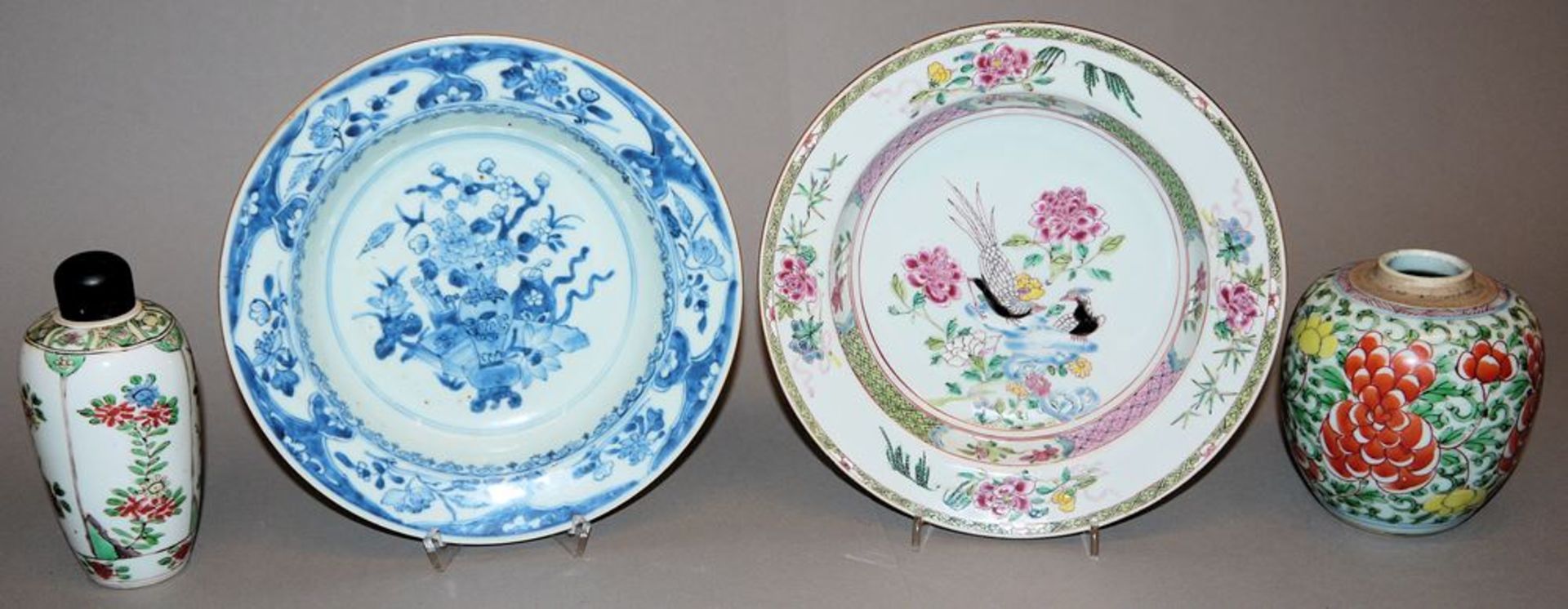 Paar Export-Porzellanteller und zwei Teedosen der Qing-Zeit, China 18. & 19. Jh.