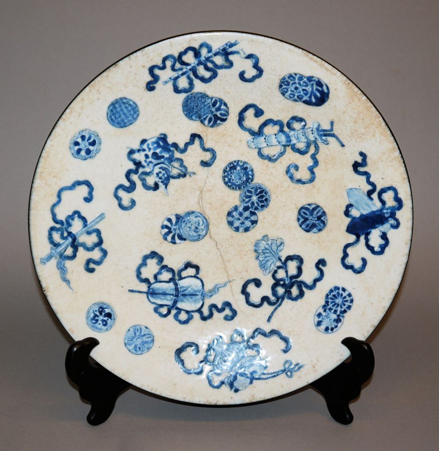 Blauweiß-Teller mit den acht daoistischen Emblemen, späte Qing-Zeit, China 19. Jh.