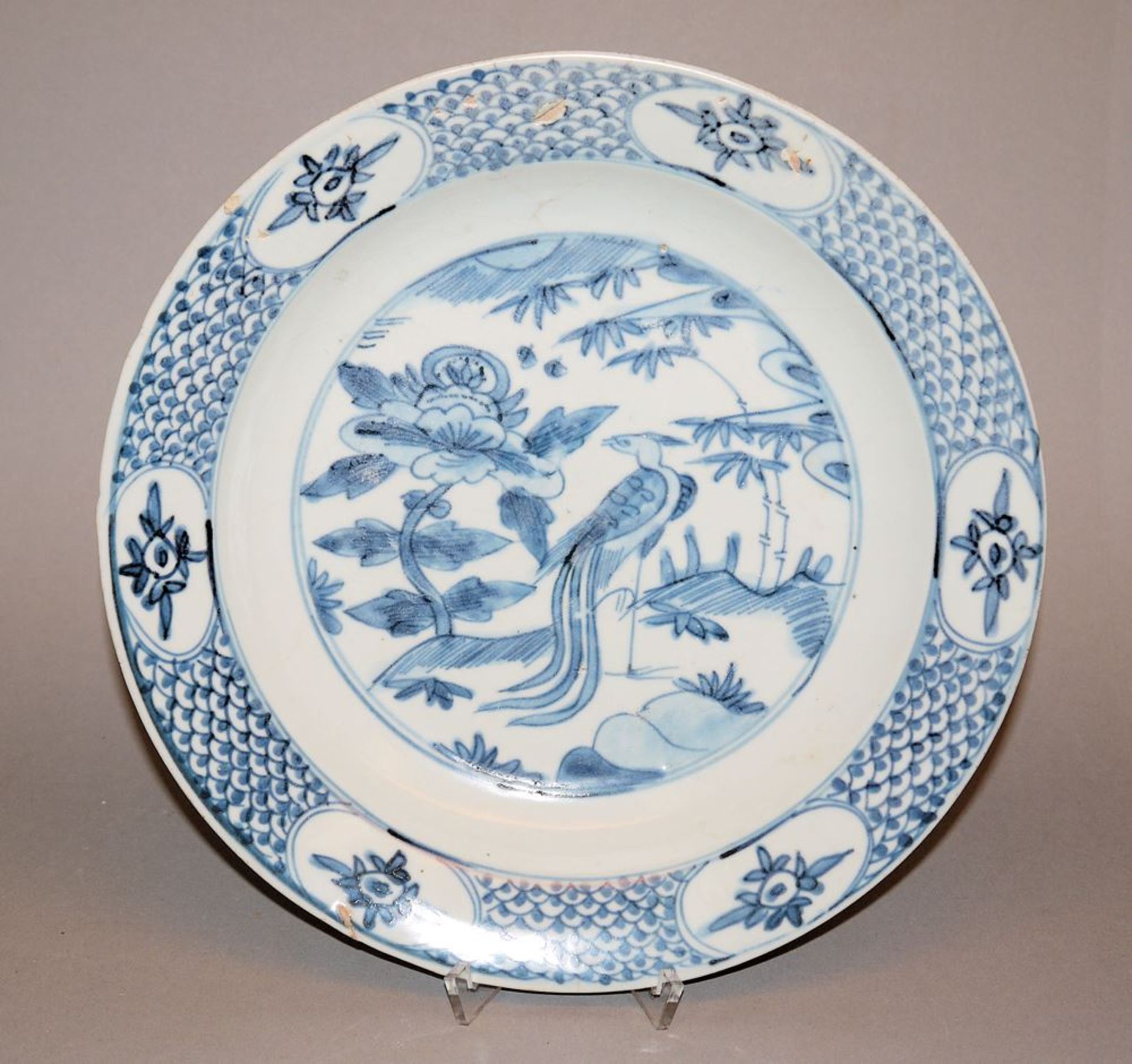 Tiefer Blauweiß-Teller mit Phönix, Swatow-Ware der Ming-Zeit, China 16. Jh. 