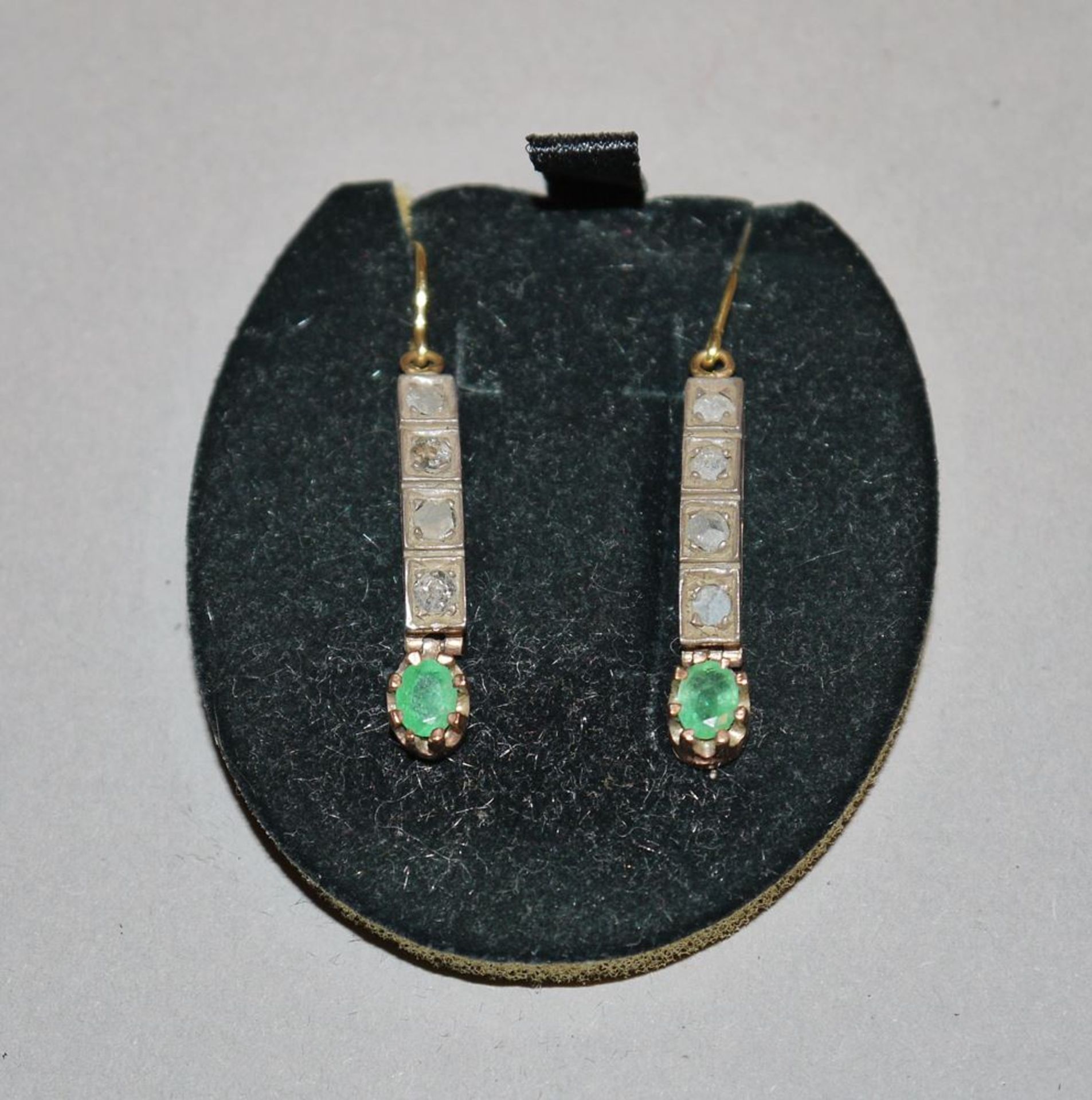 Ohrhänger mit Diamanten und Smaragden, Gold um 1900/20