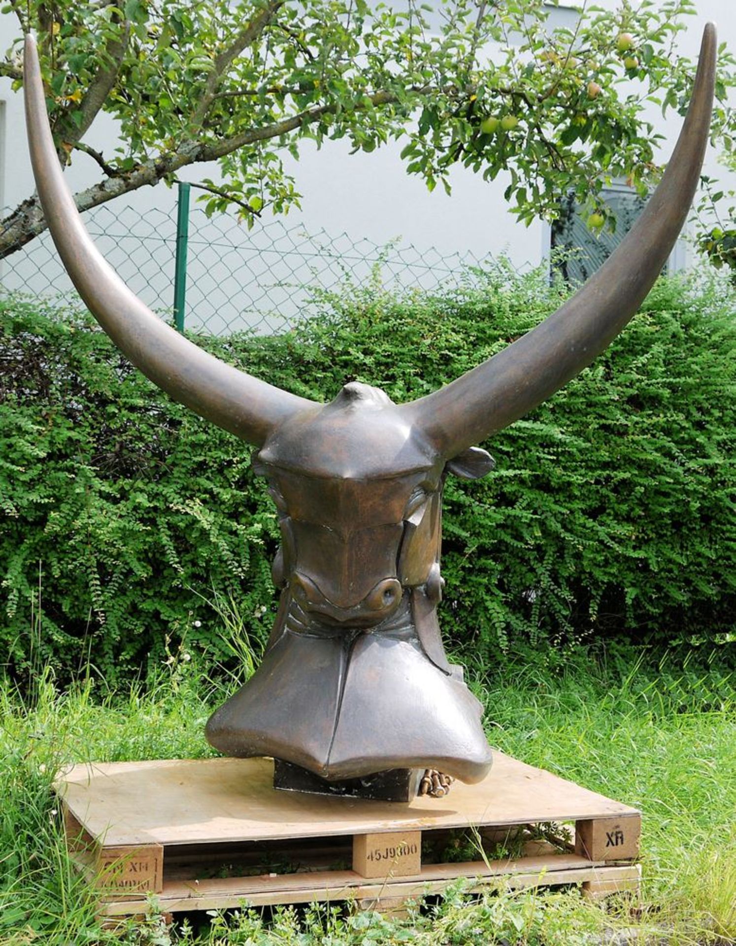 Gernot Rumpf, Minotaurus, großformatige Bronze, 1984, Großplastik für den öffentlichen Raum - Image 2 of 5