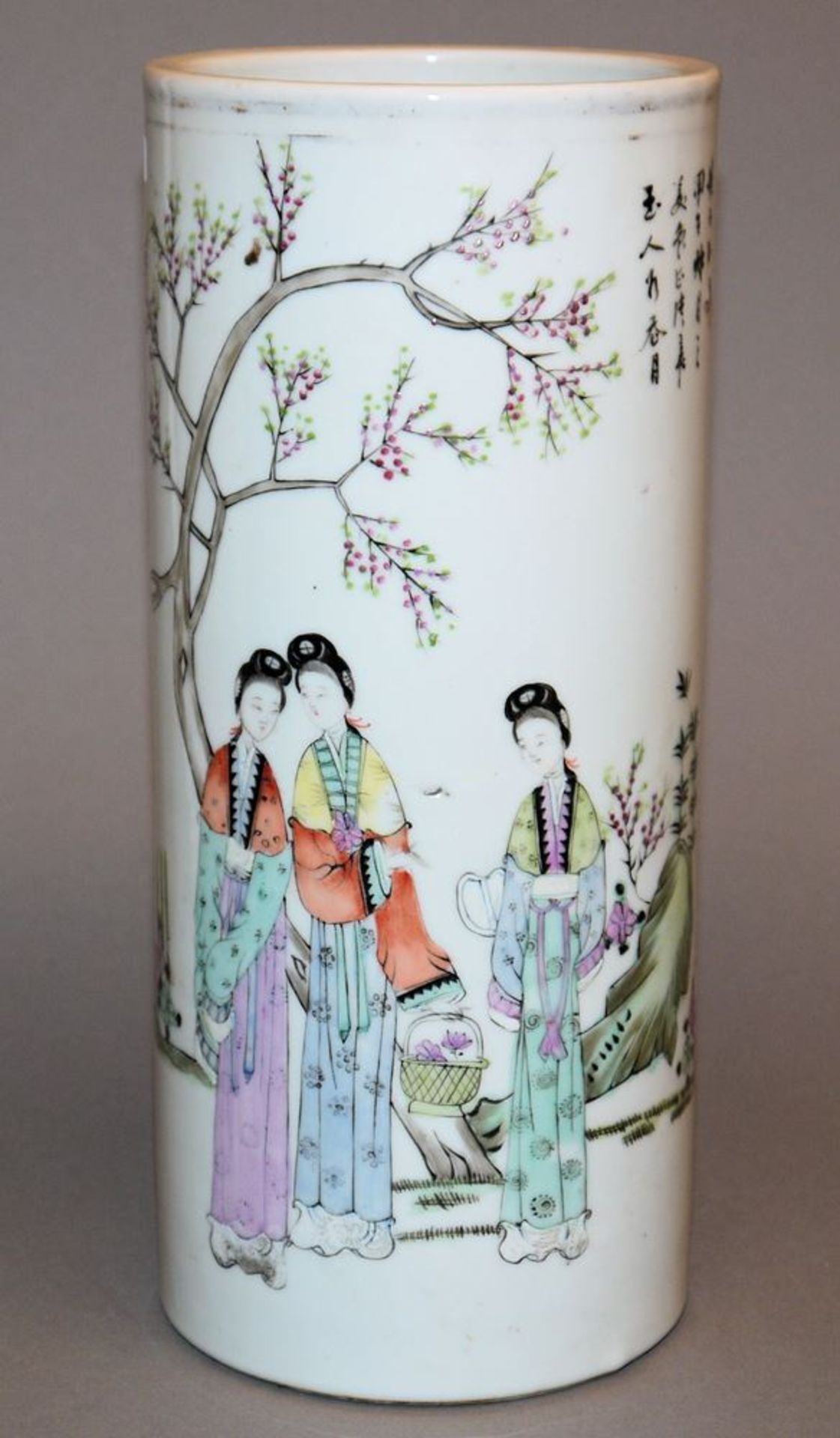 Porzellan-Pinselbecher mit Drei Damen, späte Qing/Republik-Zeit, China um 1900