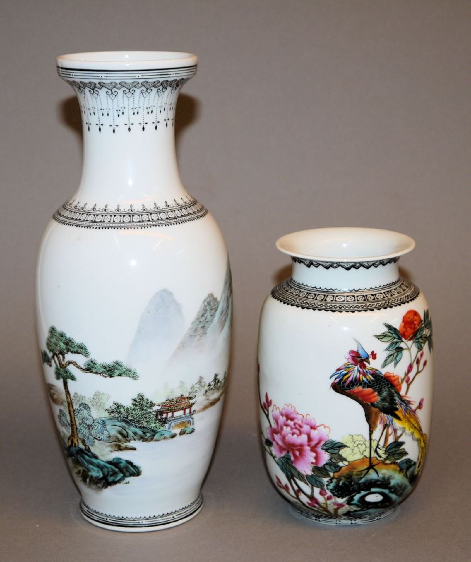 Zwei feine bemalte Porzellanvasen aus Jingdezhen, China 2. H. 20. Jh.