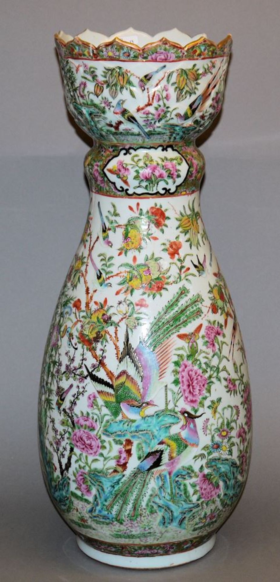 Große Porzellanvase im "Kanton-Stil" der Qing-Zeit, China 19. Jh. - Image 2 of 3