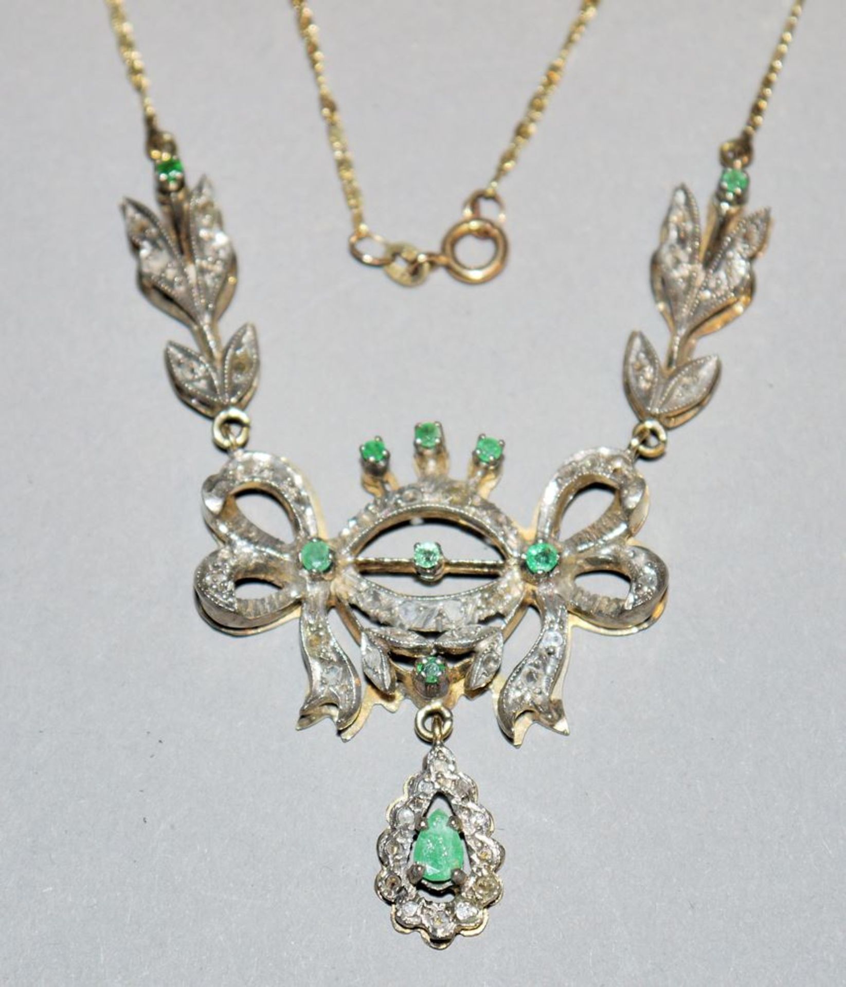 Collier mit Smaragden und Diamanten, Gold/Silber um 1900. Liebhaberstück, mit Gutachen