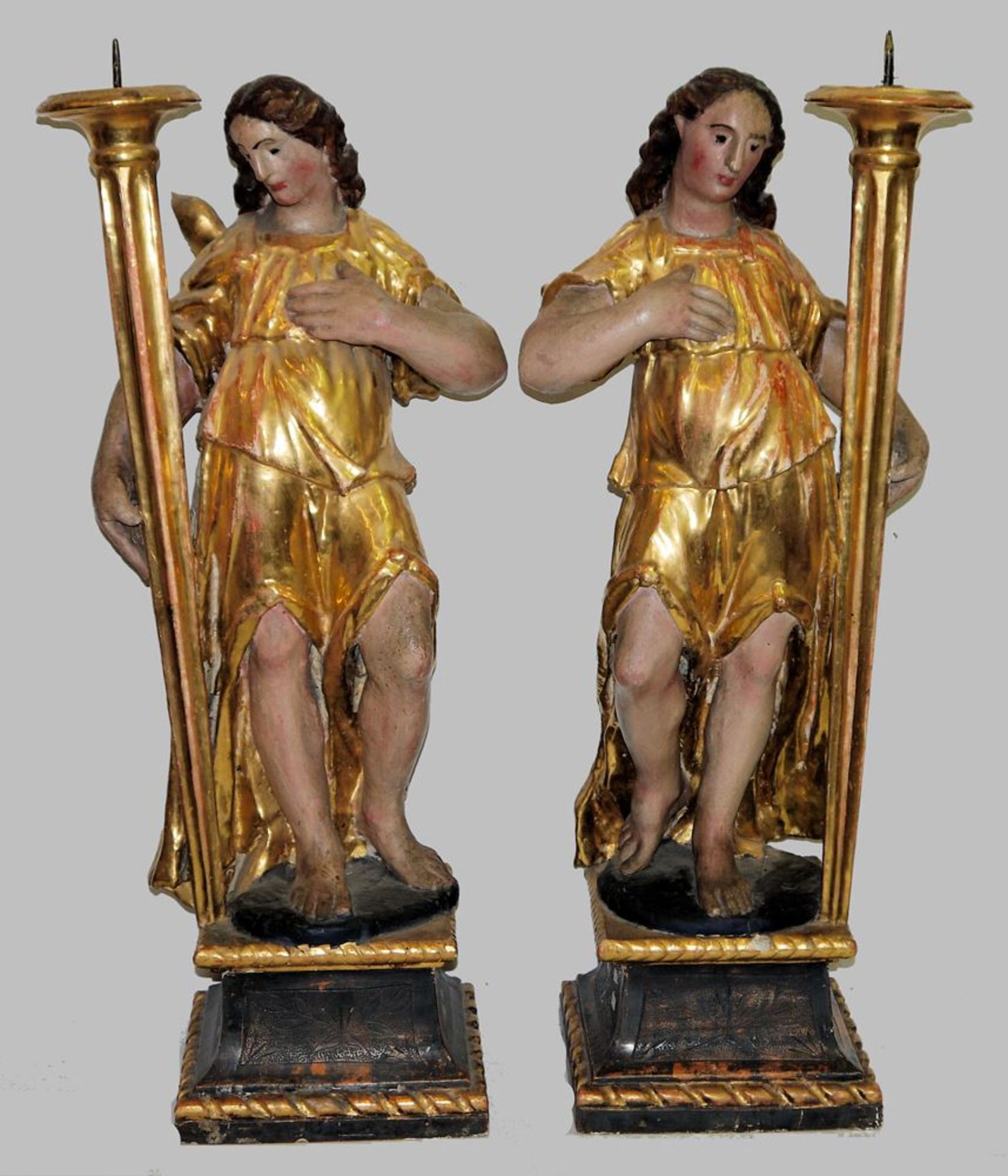 Paar figürliche Leuchter, Fackel haltende Engel, Holz, spätes 18. Jh. / um 1800