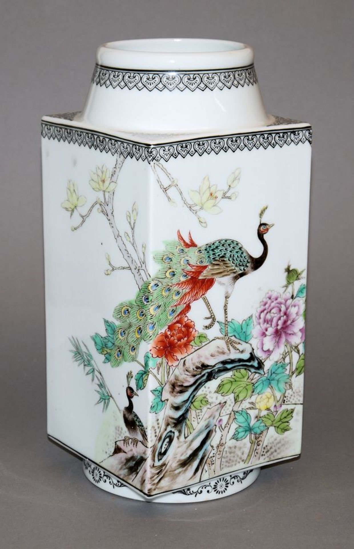 Porzellanvase in famille rose mit Pfauenpaar, Jingdezhen, China 20. Jh.